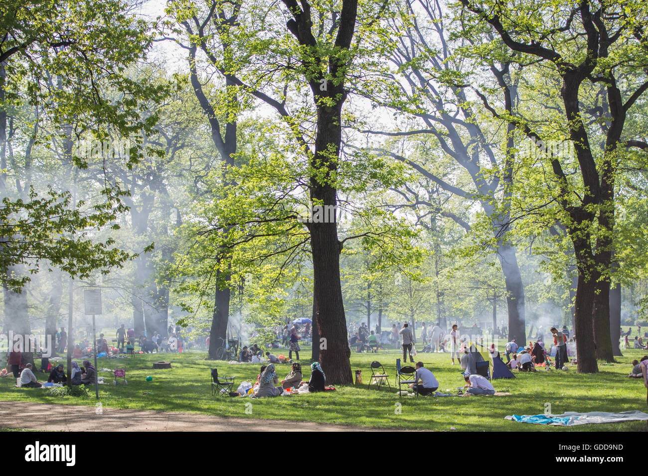 Affollato parco con persone che fanno il barbecue a Berlino Kreuzberg. Foto Stock