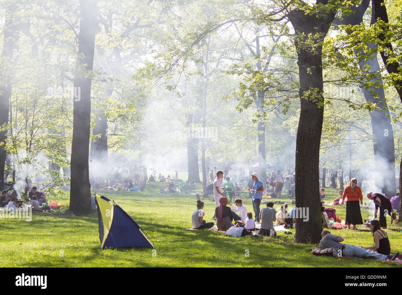 Affollato parco con persone che fanno il barbecue a Berlino Kreuzberg. Foto Stock
