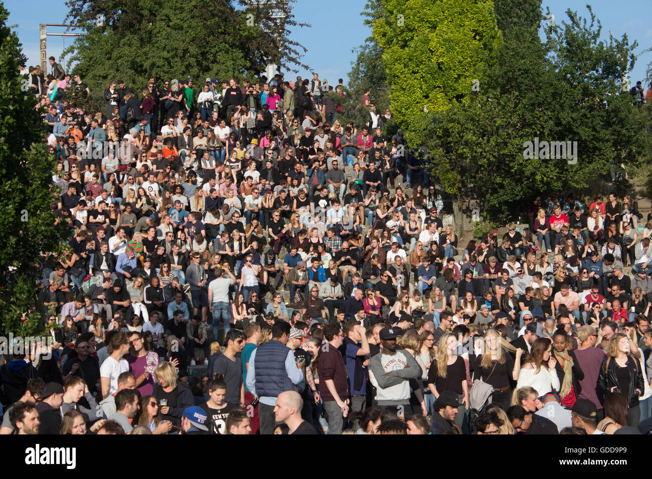 Molte persone nel parco affollato (Mauerpark) a "fete de la musique" di Berlino, Germania. Foto Stock