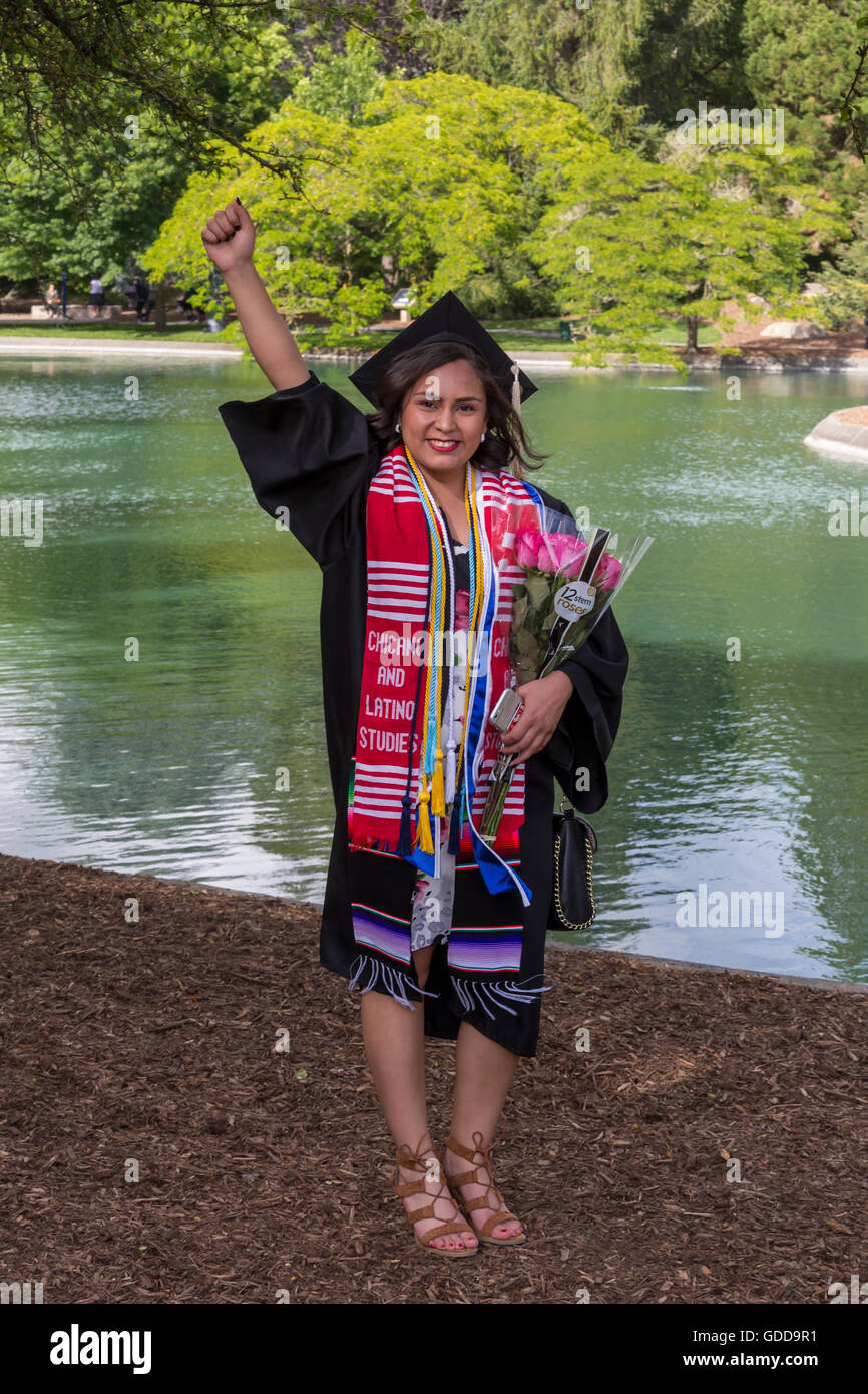 Uno studente universitario che frequentano la cerimonia di laurea di Sonoma State University di Rohnert Park a Sonoma County in California negli Stati Uniti Foto Stock