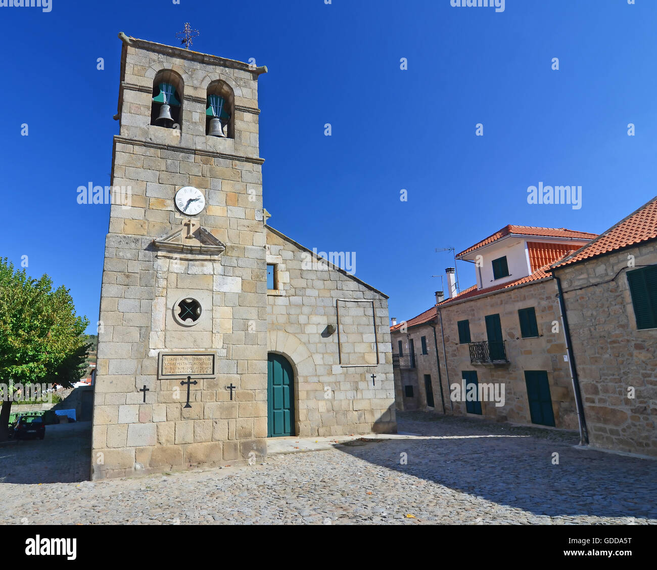 Chiesa portoghese e la torre campanaria del XVII secolo a Freixo fare Numao vicino al duro. Preso un giorno libero. Foto Stock