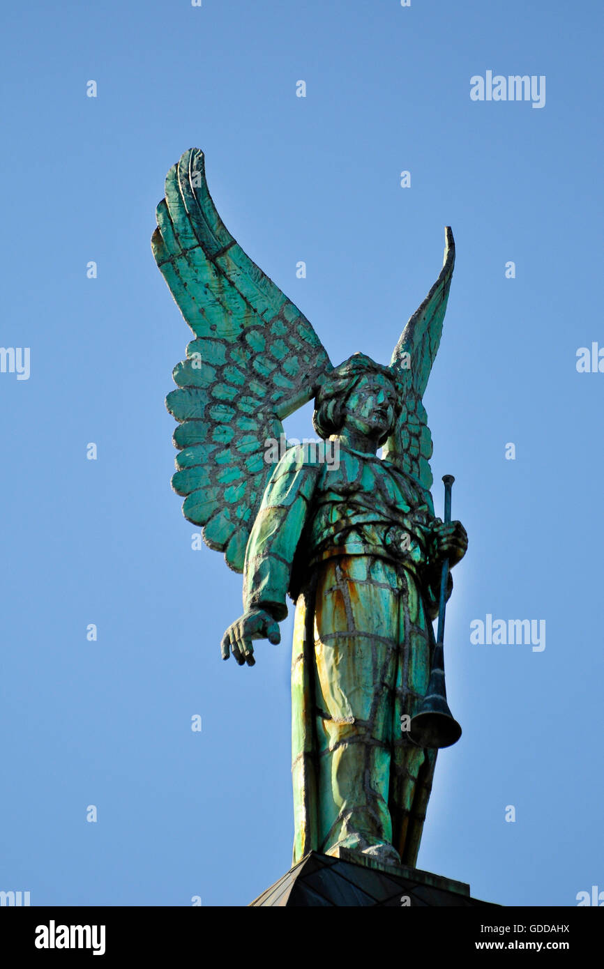 Solo soldato maschio Angelo statua è 'Attenzione' con cielo blu di sfondo Quebec Montreal. Verde e la ruggine di metallo. Diffusa in bilico Foto Stock