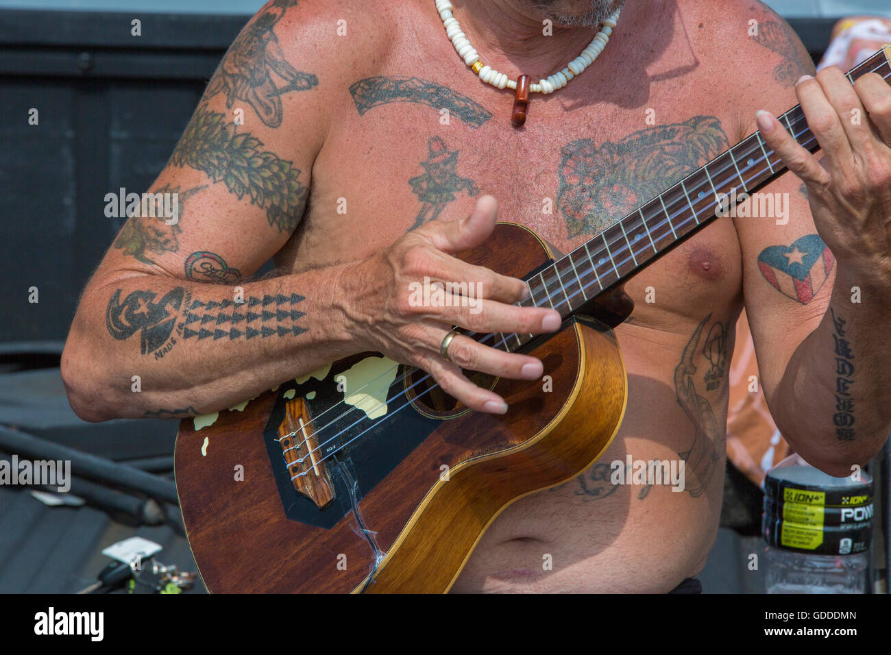 Grande Isola,locali,l'uomo,chitarra,tatuaggi,Honokohau Bay,Grande Isola,STATI UNITI D'AMERICA,Hawaii,l'America, Foto Stock