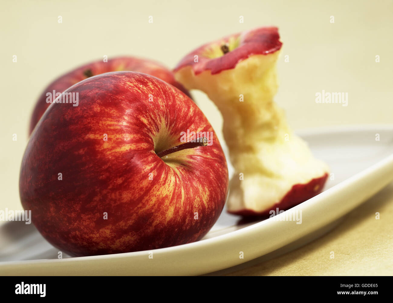 Piastra con Apple e il nucleo della Royal Gala Apple, malus domestica Foto Stock