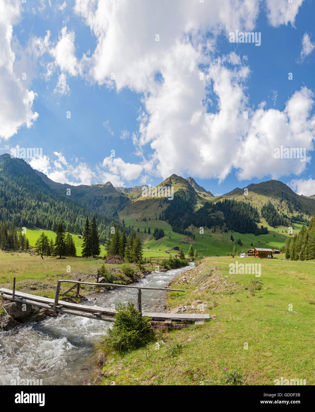 Unterstaller Alm,Austria,agriturismo e una piccola cappella a Valle di Villgraten Foto Stock