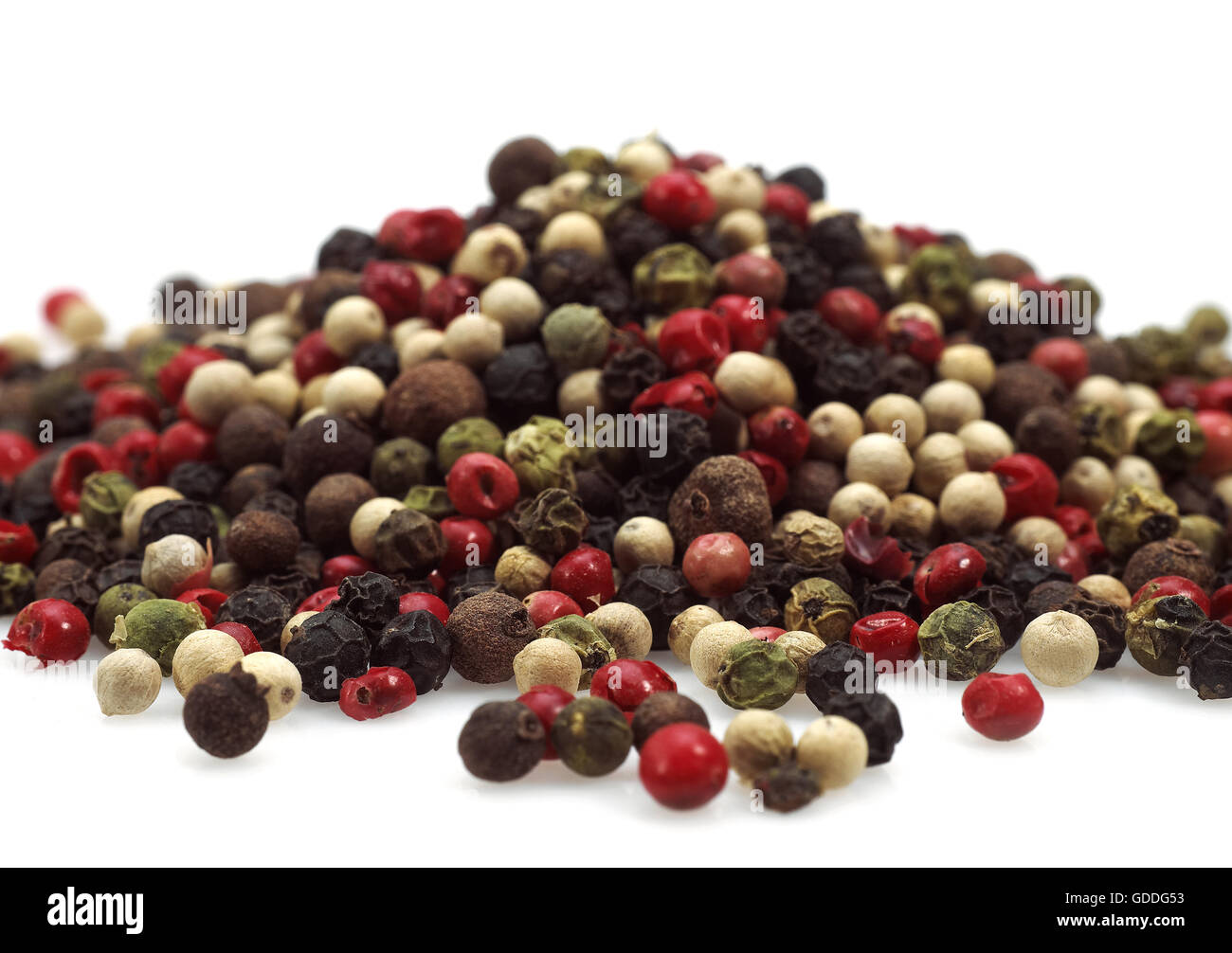 Cinque grani di pepe, peper nigrum contro uno sfondo bianco Foto Stock