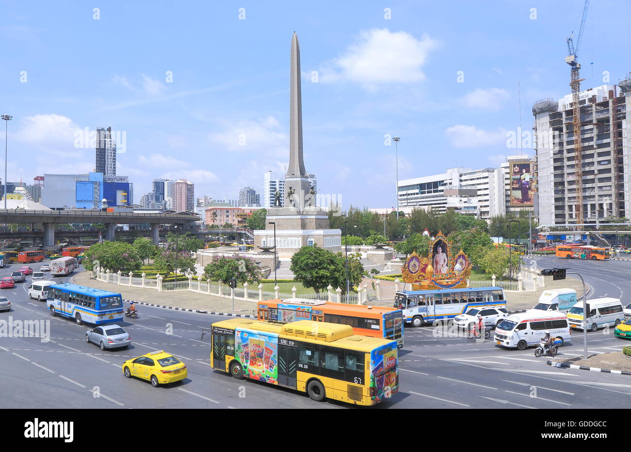 Il traffico di Bangkok al Monumento della Vittoria a Bangkok in Tailandia. Foto Stock