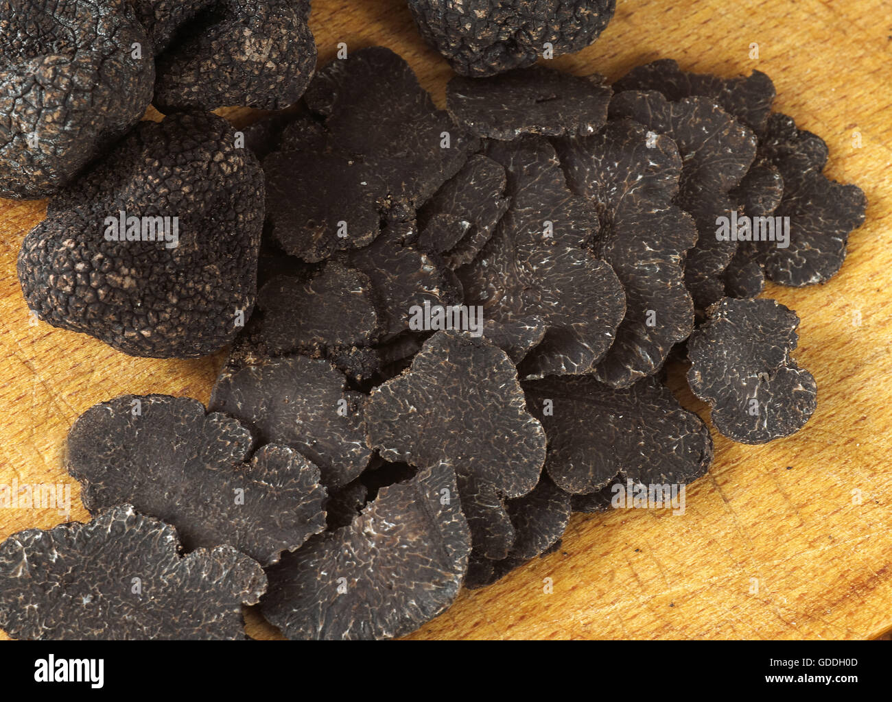 Il Perigord tartufo, tuber melanosporum, i funghi tagliati a fette sottili Foto Stock