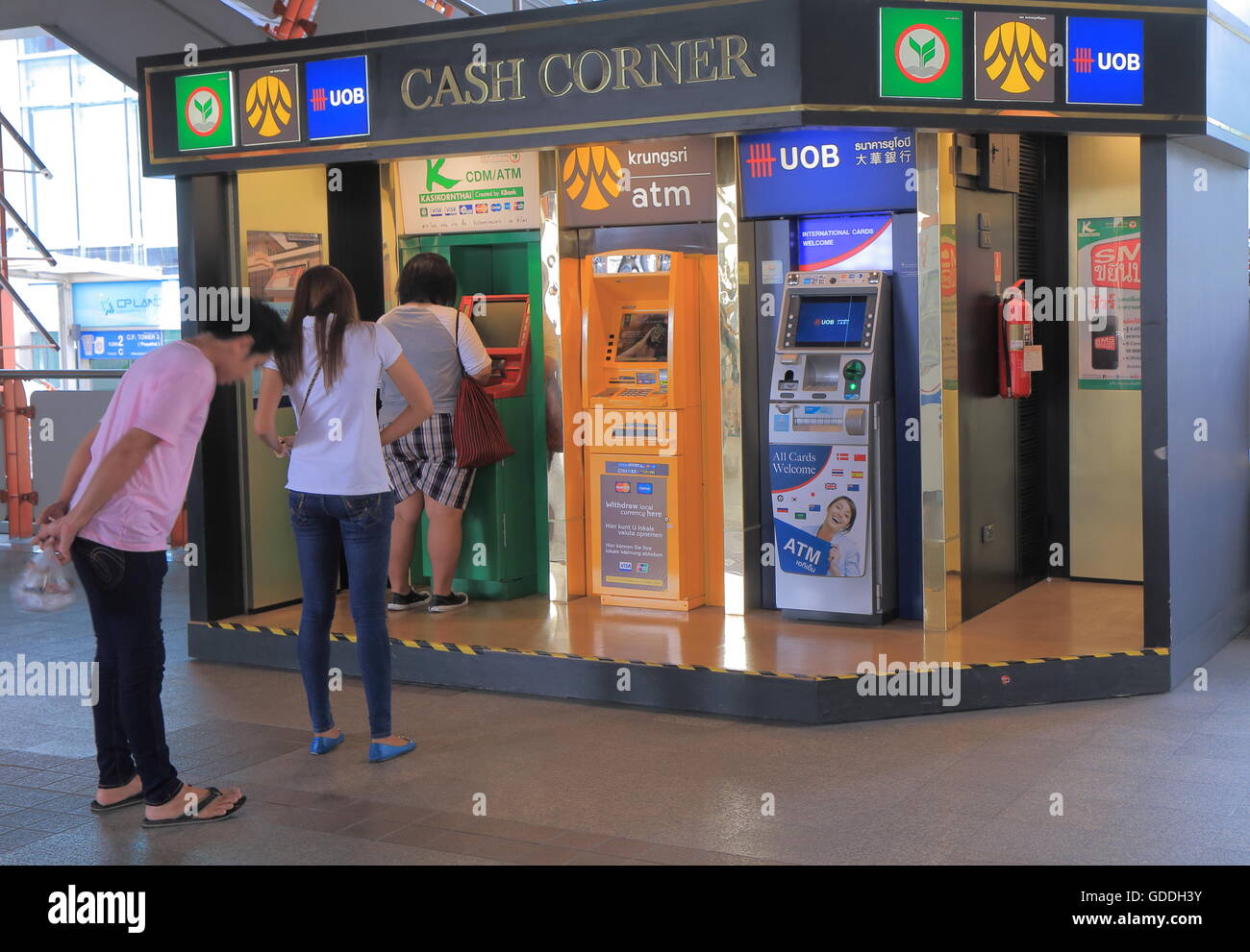 La gente usa ATM a BTS Station a Bangkok in Tailandia. Foto Stock