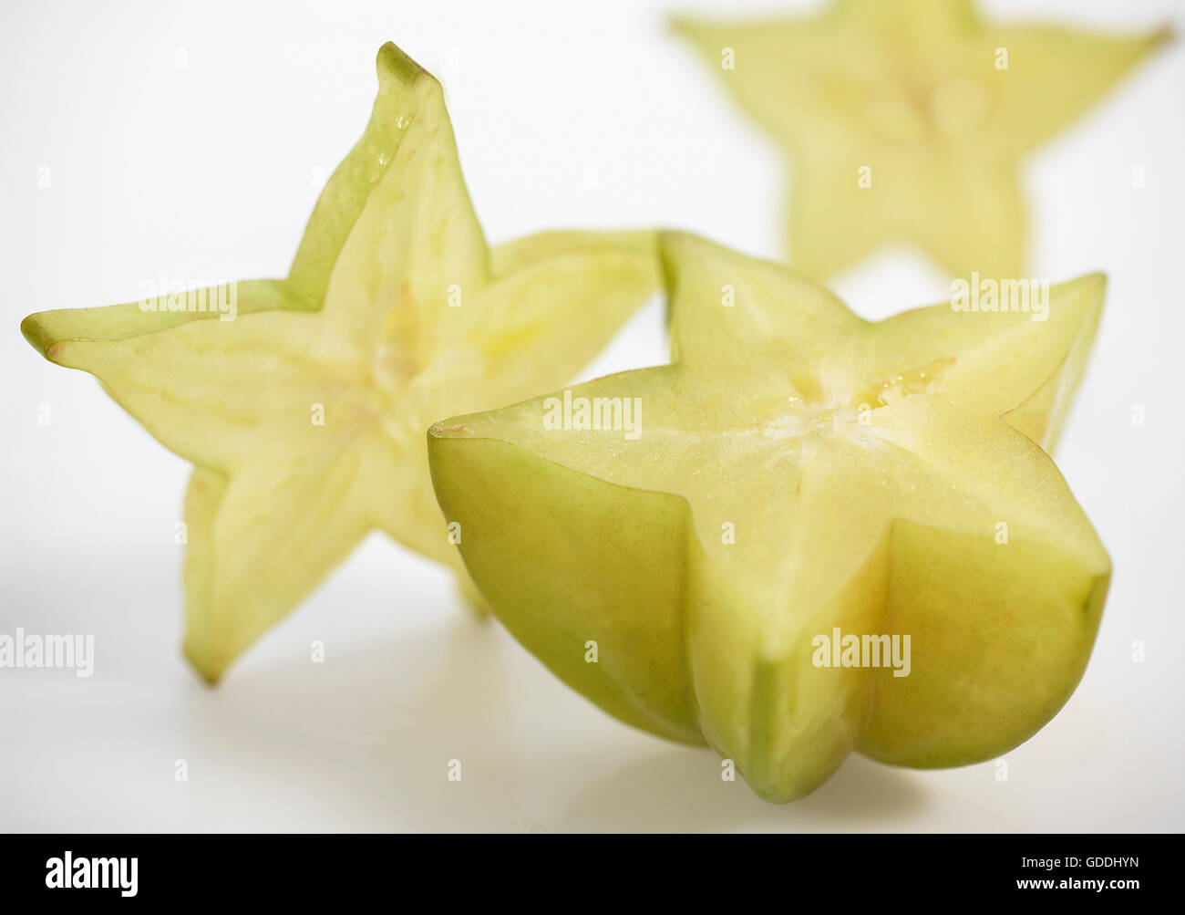 Carambole Star Fruit, Averrhoa carambola, frutto esotico contro uno sfondo bianco Foto Stock