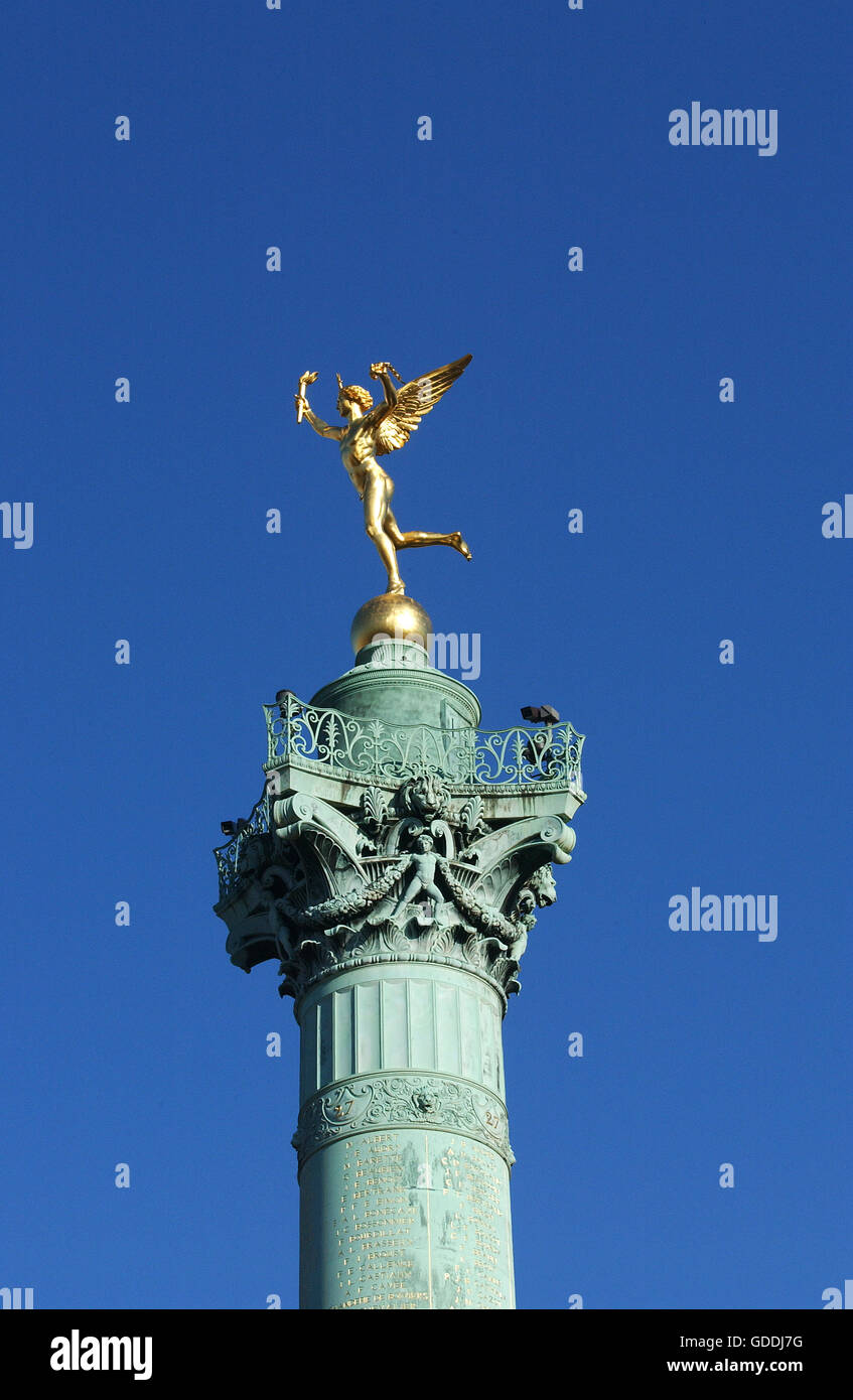 Angelo dorato in cima alla colonna, Place de la Bastille a Parigi Foto Stock