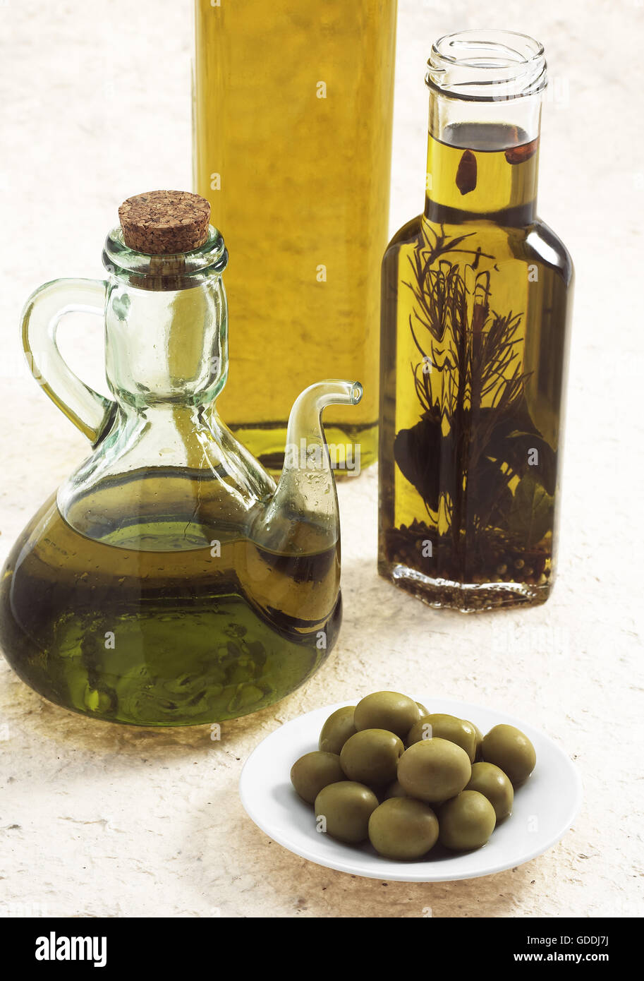Olio di oliva bottiglia, e olive verdi Olea europaea Foto Stock