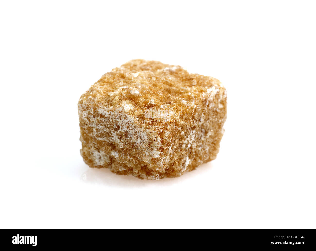 Brown un cubetto di zucchero contro uno sfondo bianco Foto Stock