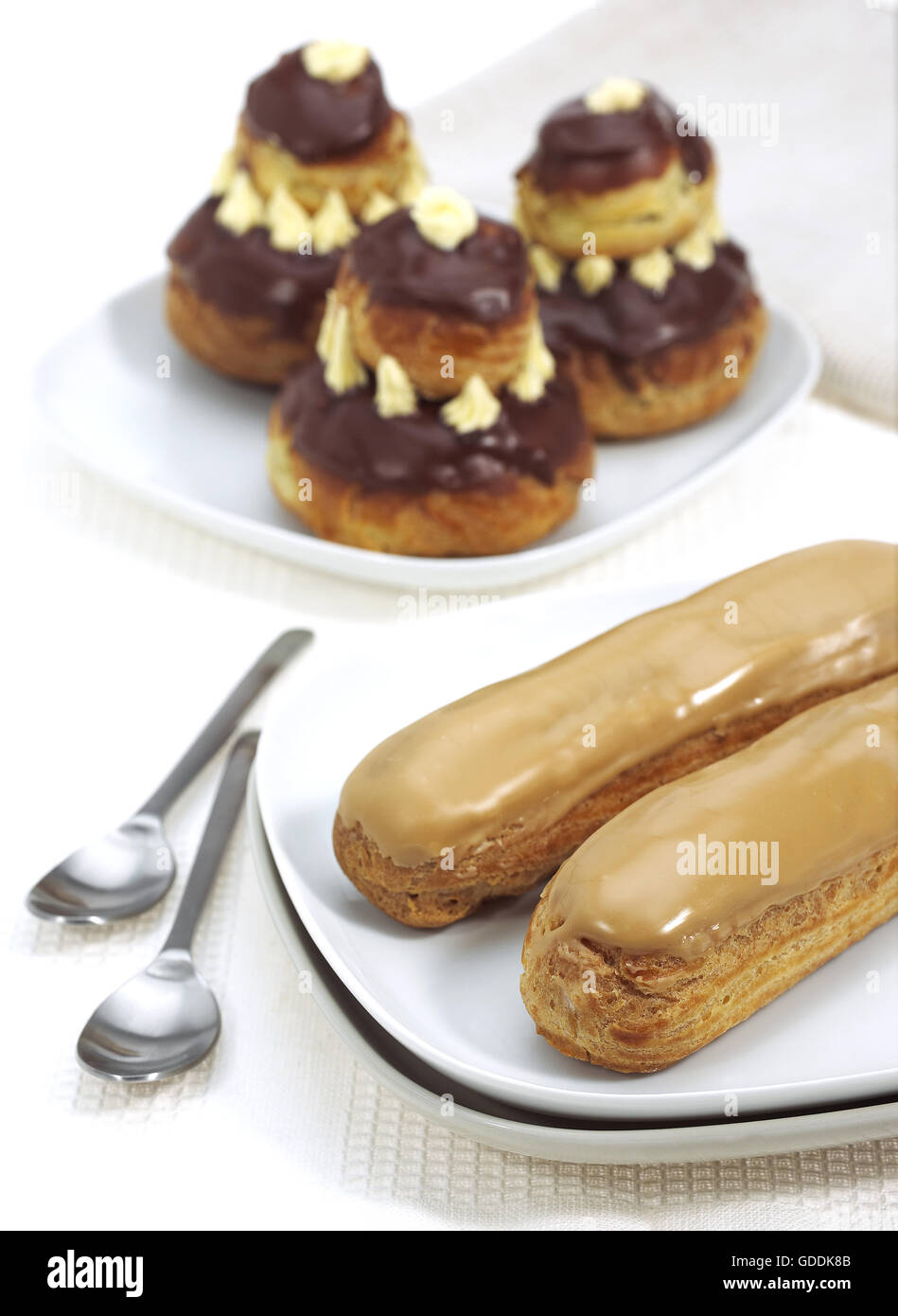 Dolci francesi chiamato RELIGIEUSE AL CIOCCOLATO E CAFFÈ ECLAIR Foto Stock