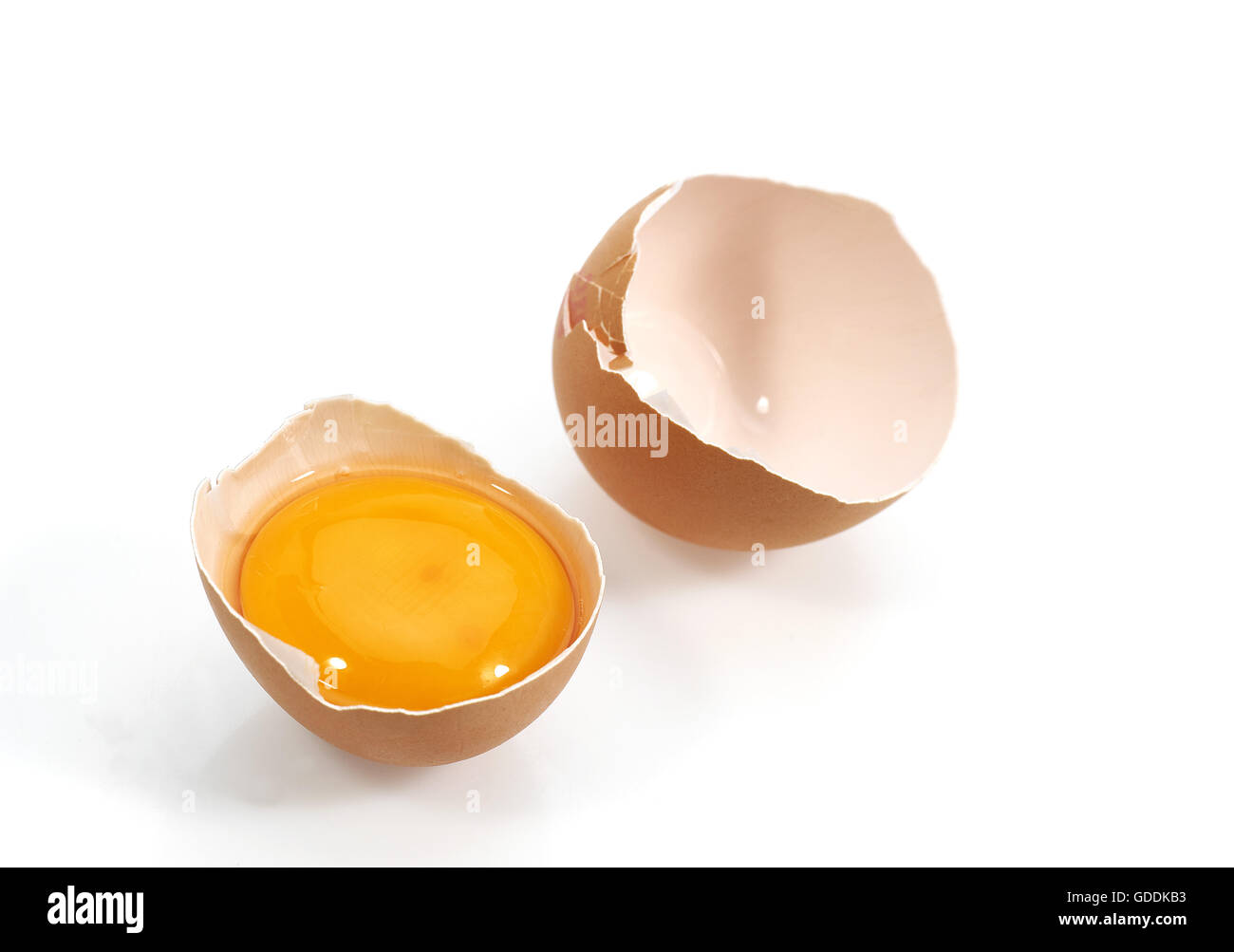 Uovo di pollo che mostra il tuorlo contro uno sfondo bianco Foto Stock