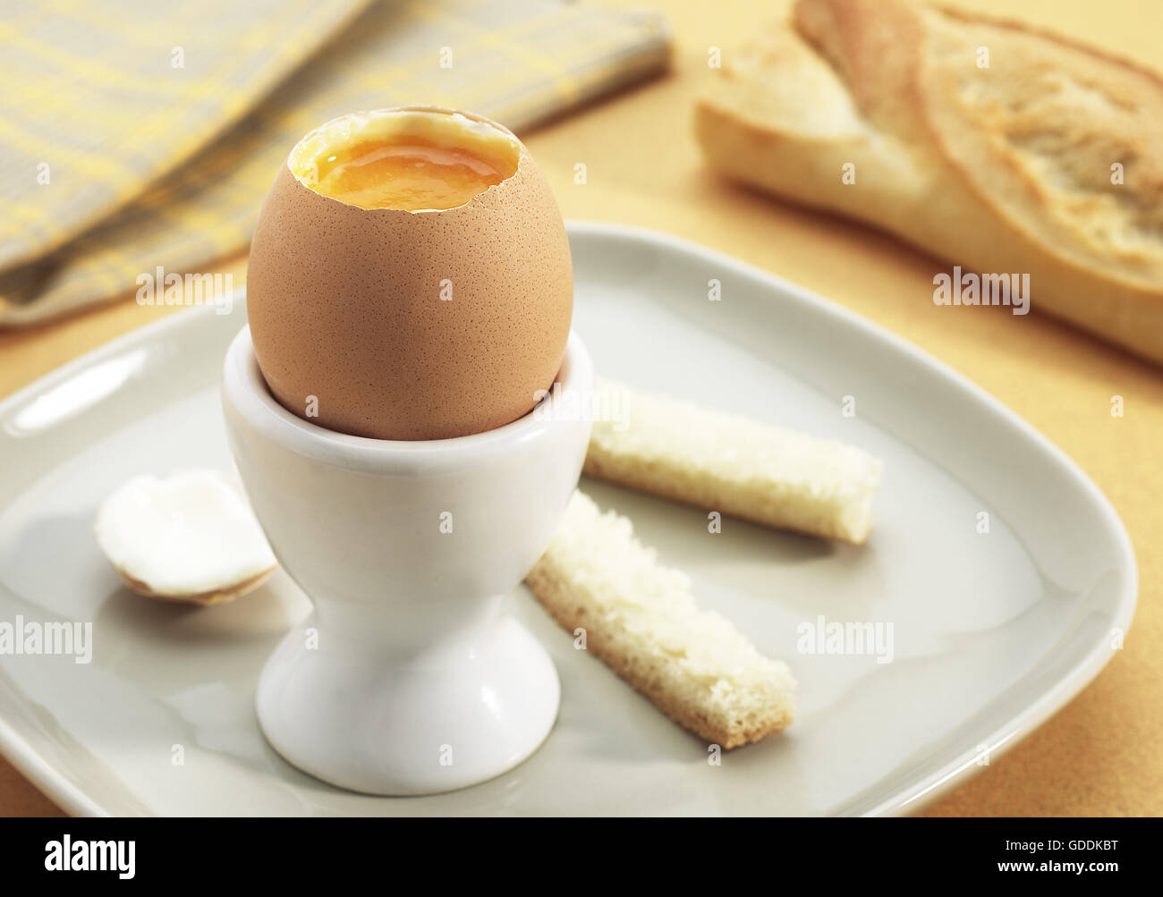 Soft-Boiled uovo di pollo in Eggcup Foto Stock
