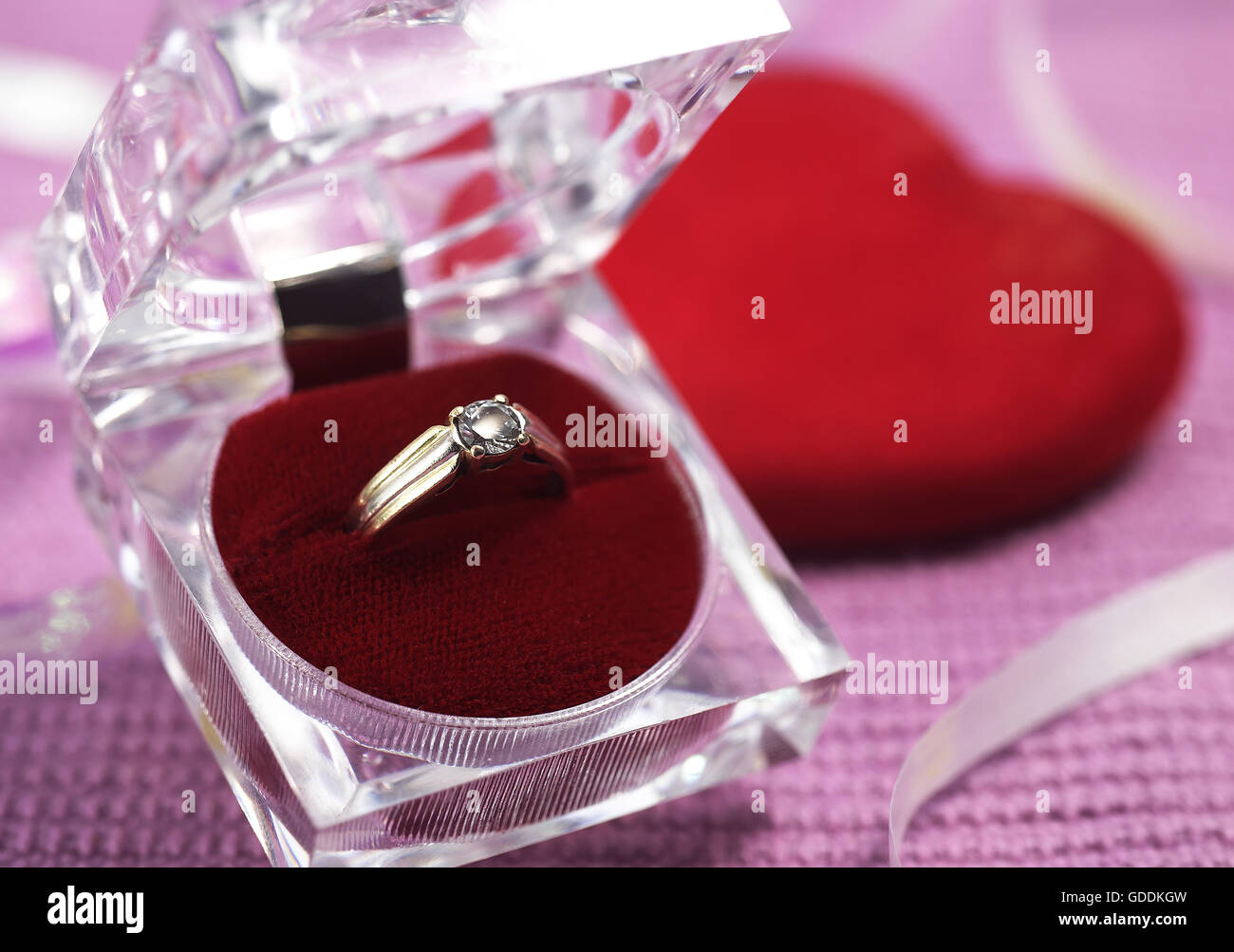 Anello diamante offerto il giorno di San Valentino Foto Stock