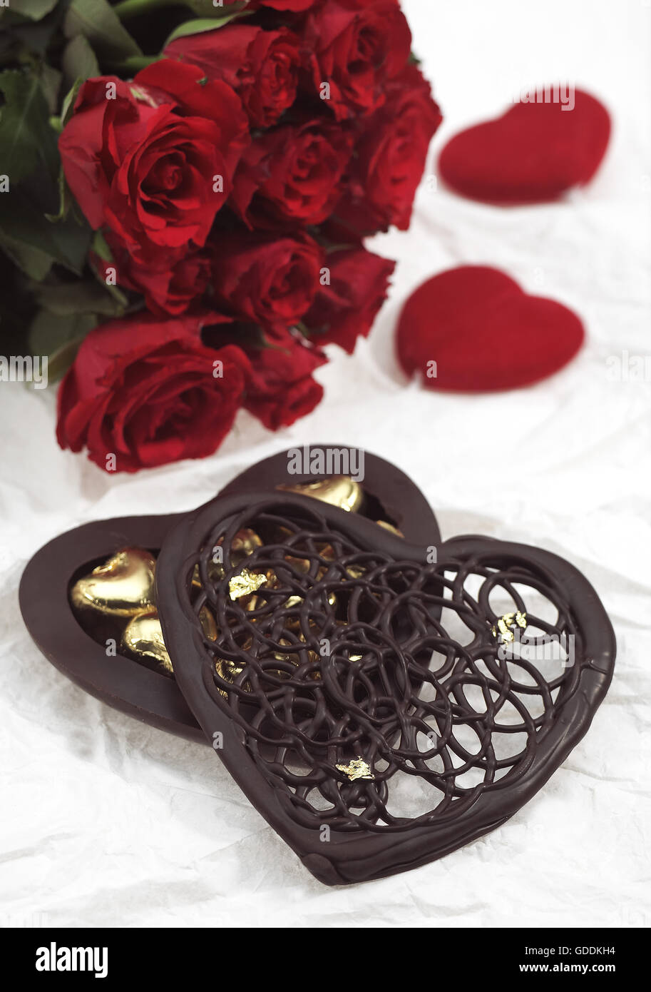 Cuore di cioccolato per il giorno di San Valentino con una rosa rossa Foto Stock