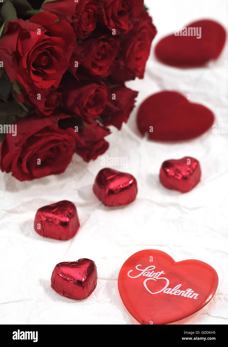 Massa di cioccolato con una rosa rossa PER IL GIORNO DI SAN VALENTINO Foto Stock
