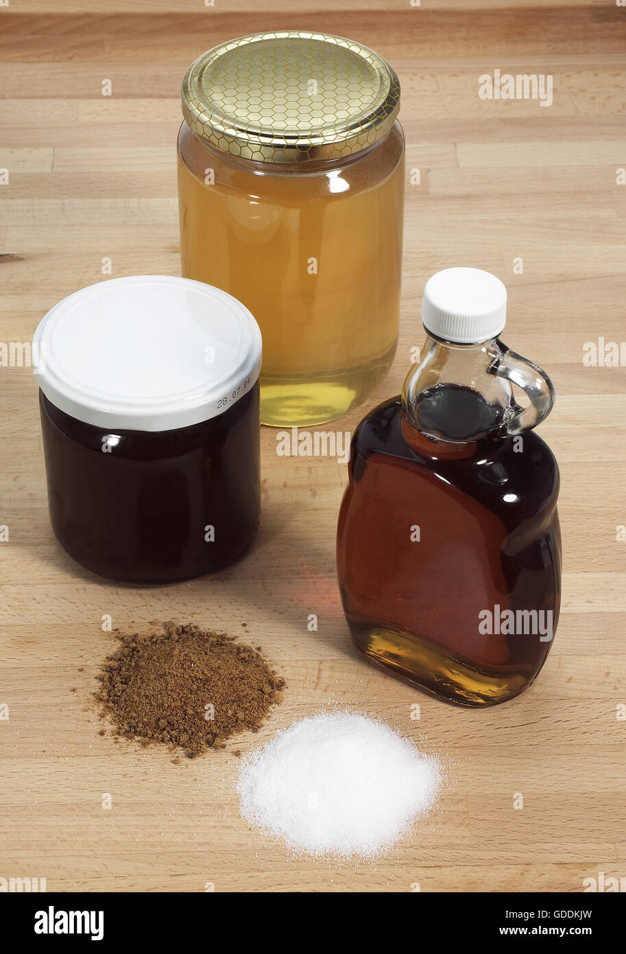 Zucchero semolato, lo zucchero di canna e sciroppo di acero, sciroppo di melassa e miele Foto Stock