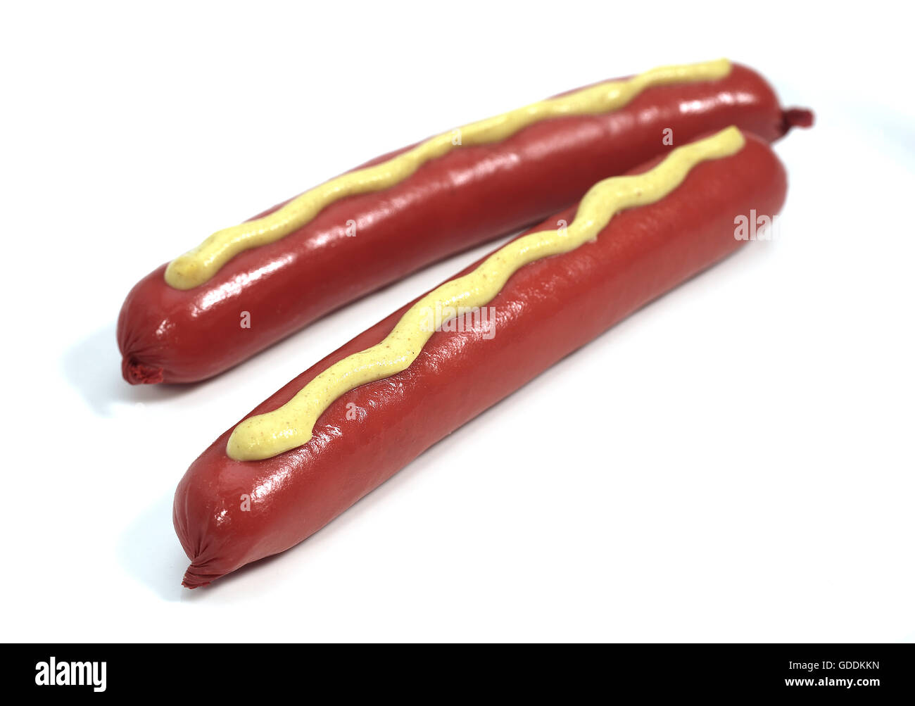 Salsicce e senape contro uno sfondo bianco Foto Stock