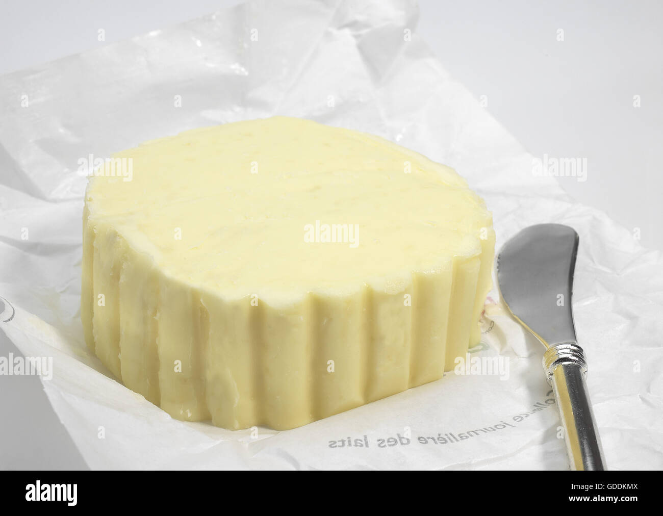 Il burro salato contro uno sfondo bianco Foto Stock