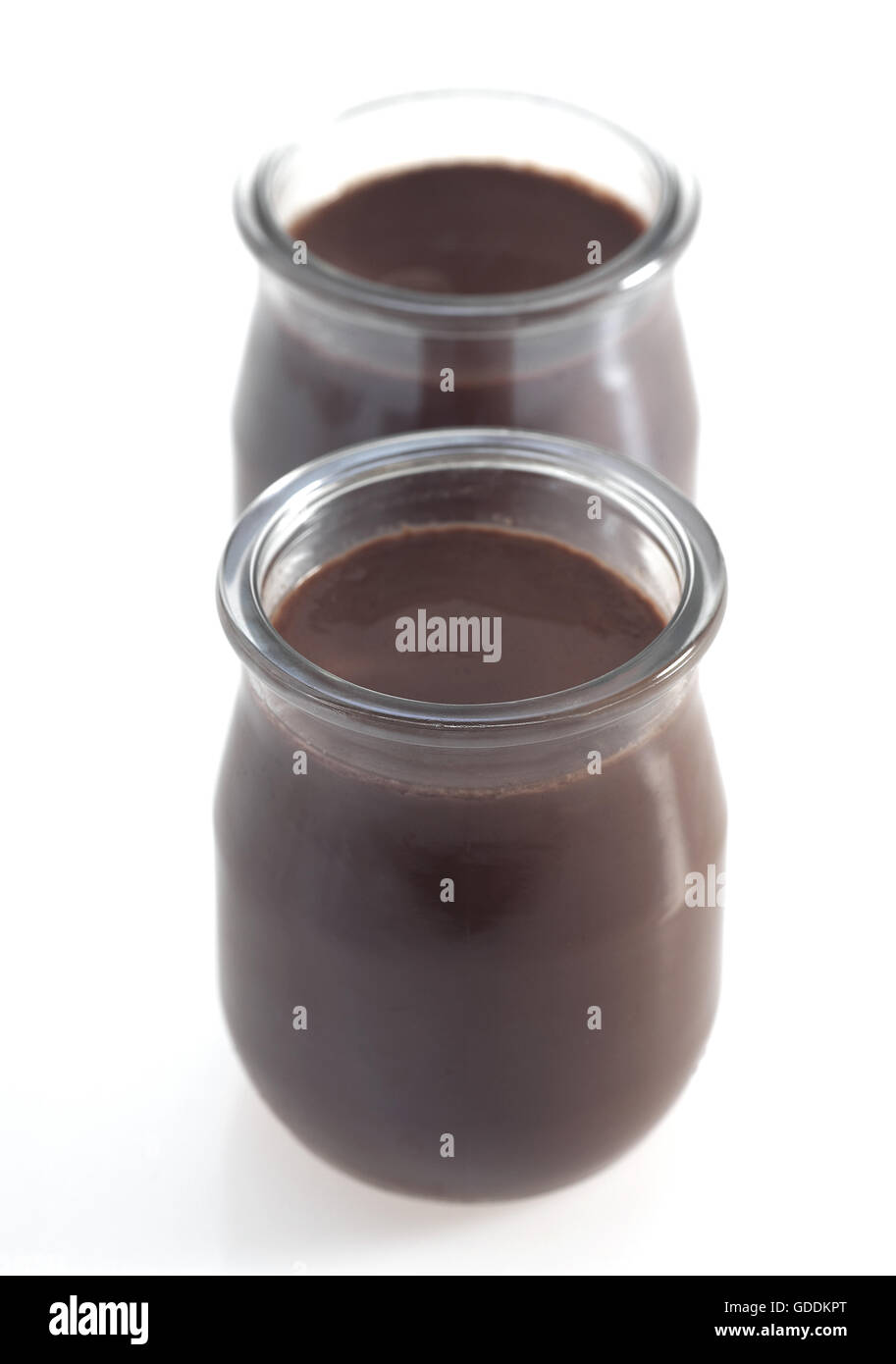 Bicchieri di crema di cioccolato contro uno sfondo bianco Foto Stock