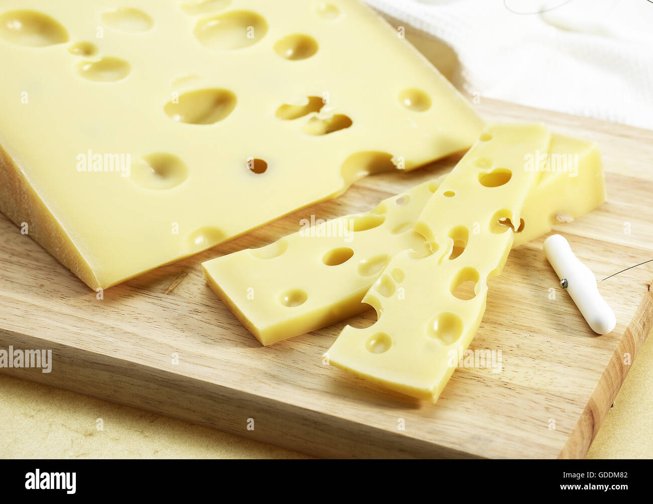 Emmental francese, formaggio prodotto con latte di vacca Foto Stock