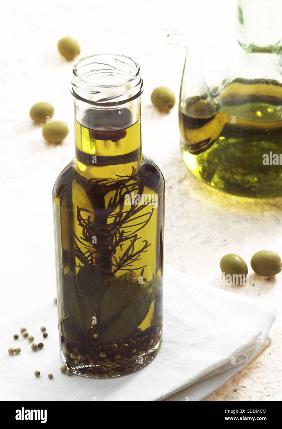 Oliva, Olea europaea, con olio di oliva Bottiglia Foto Stock