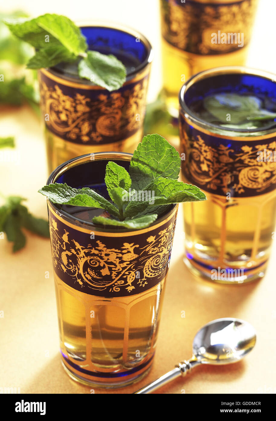 Il tè alla menta del Marocco bevanda nazionale Foto Stock