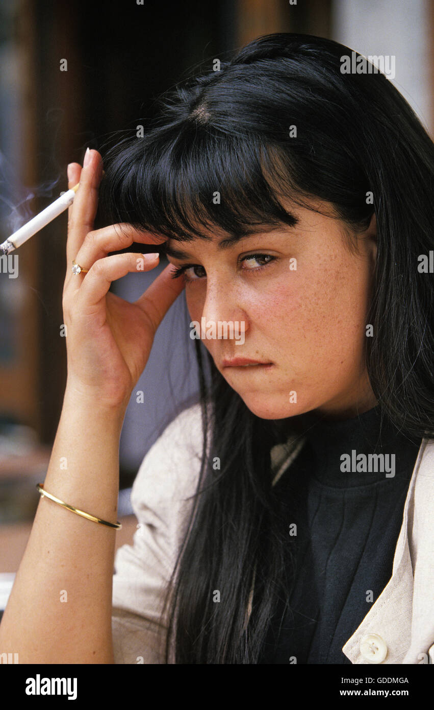 Donna di fumare una sigaretta Foto Stock