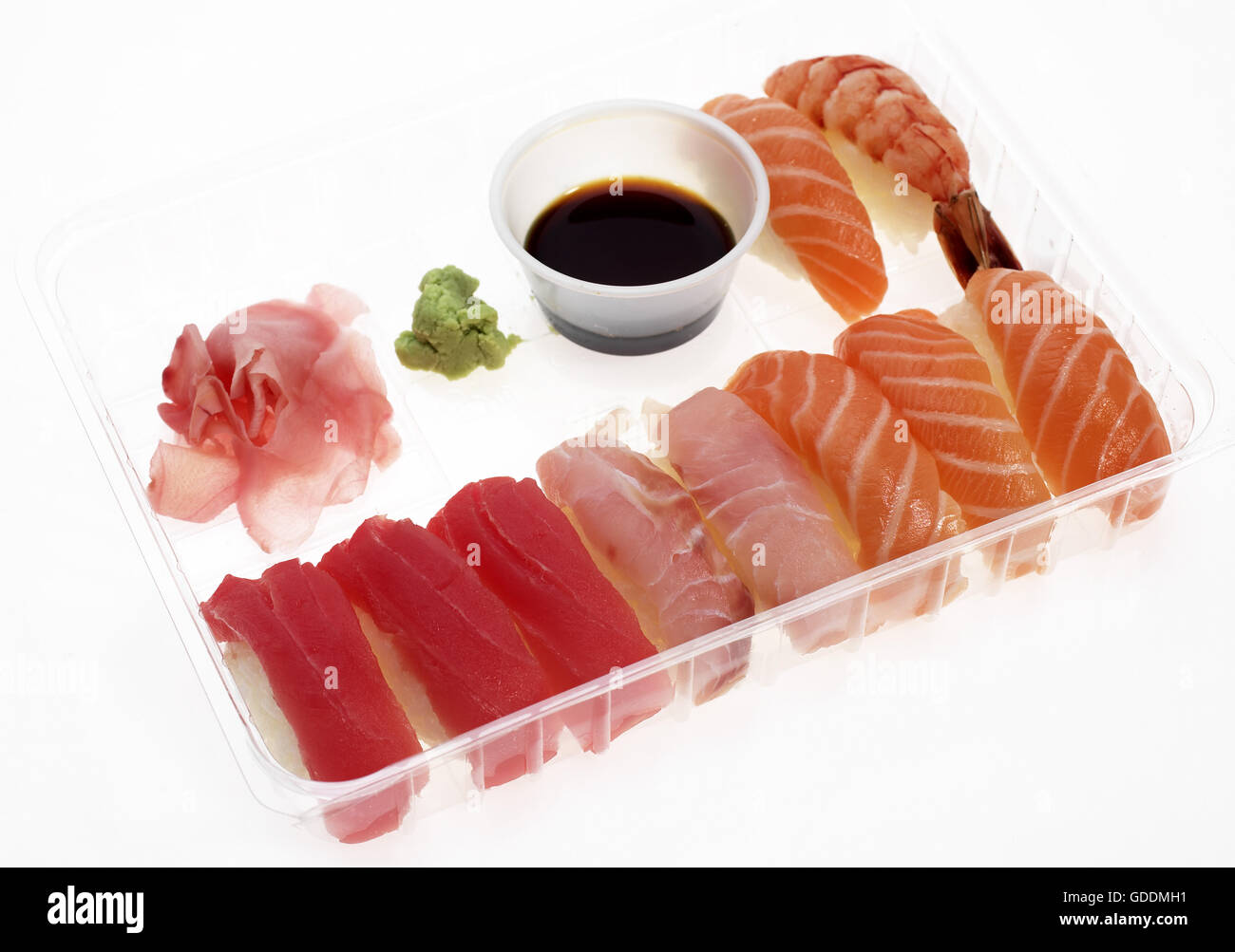 Il sushi, il cibo giapponese contro uno sfondo bianco Foto Stock