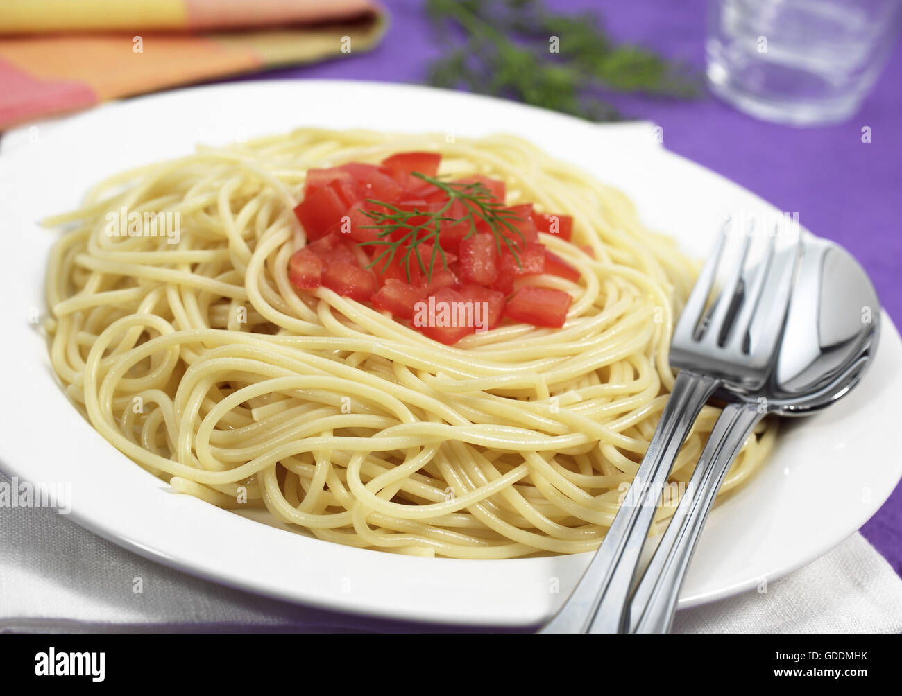 Piastra con gli spaghetti, pomodoro e aneto Foto Stock