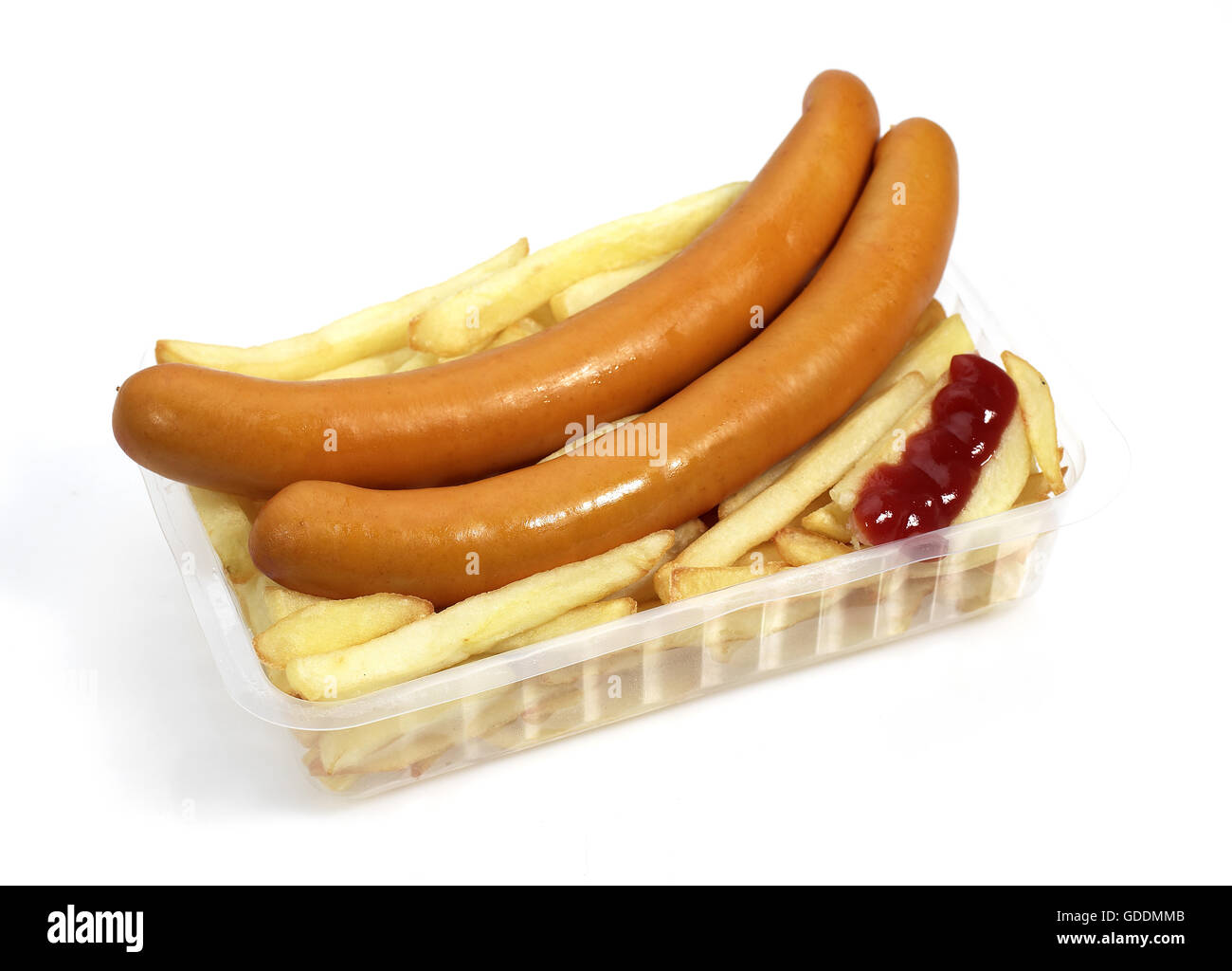 Strasburgo salsicce con ketchup e patatine fritte contro uno sfondo bianco Foto Stock
