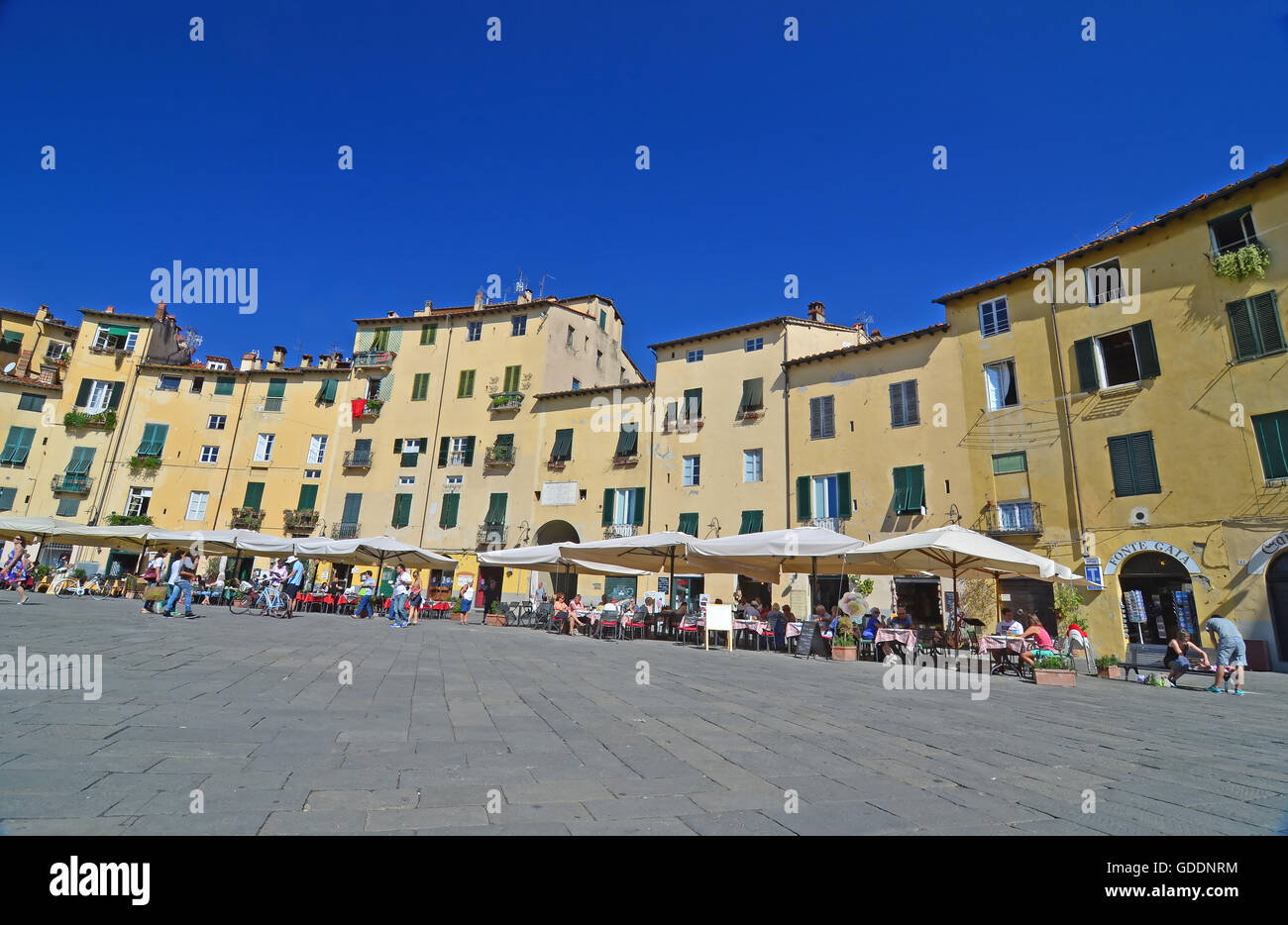 LUCCA,Italia - 21 settembre: persone rilassarsi e cenare nel spesso girato Piazza Amfiteatro a Lucca,Italia Foto Stock