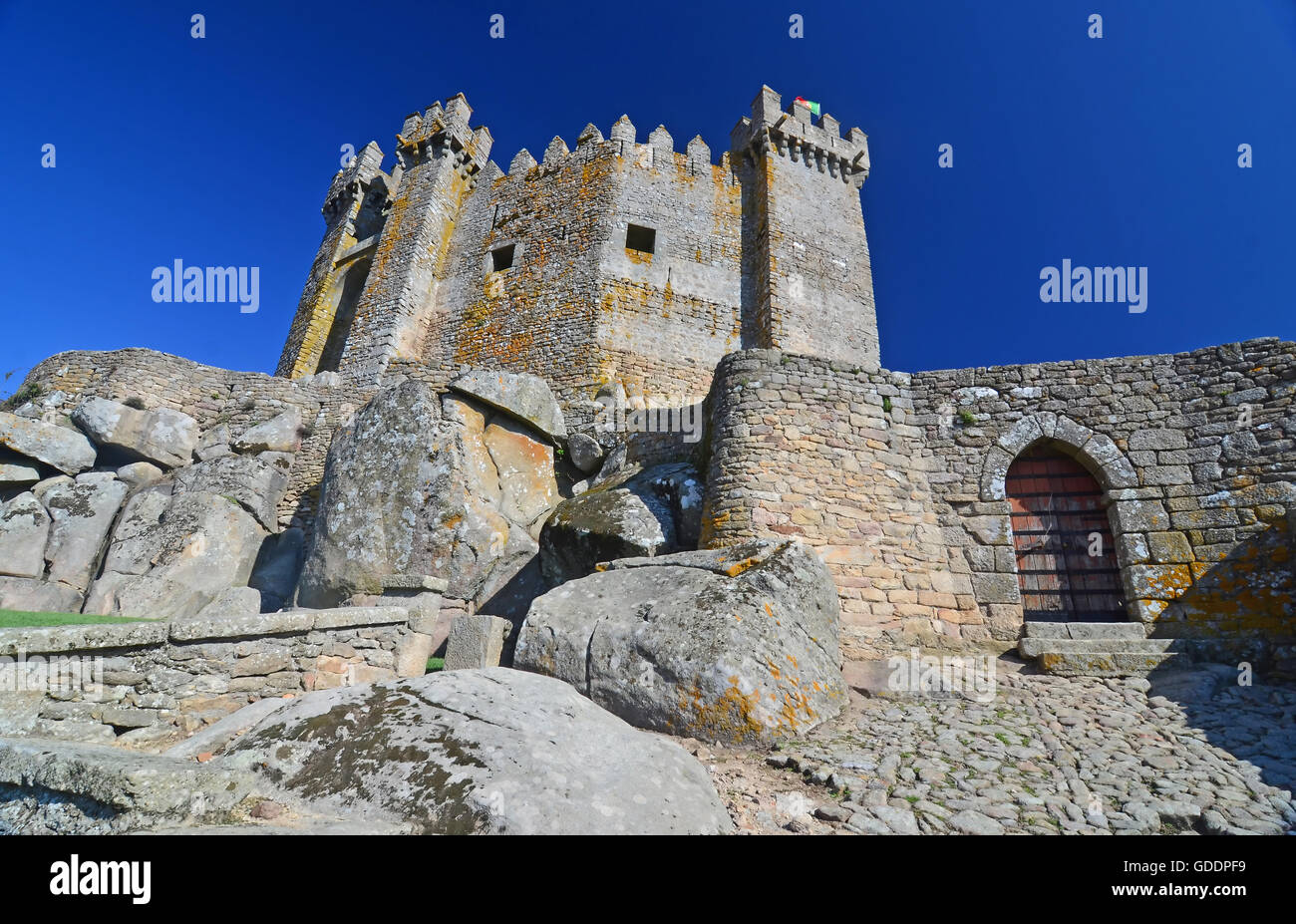 Il castello medievale di Penedono nel nord del Portogallo,con prisma torrette e acciottolato che conduce al portale di ingresso Foto Stock