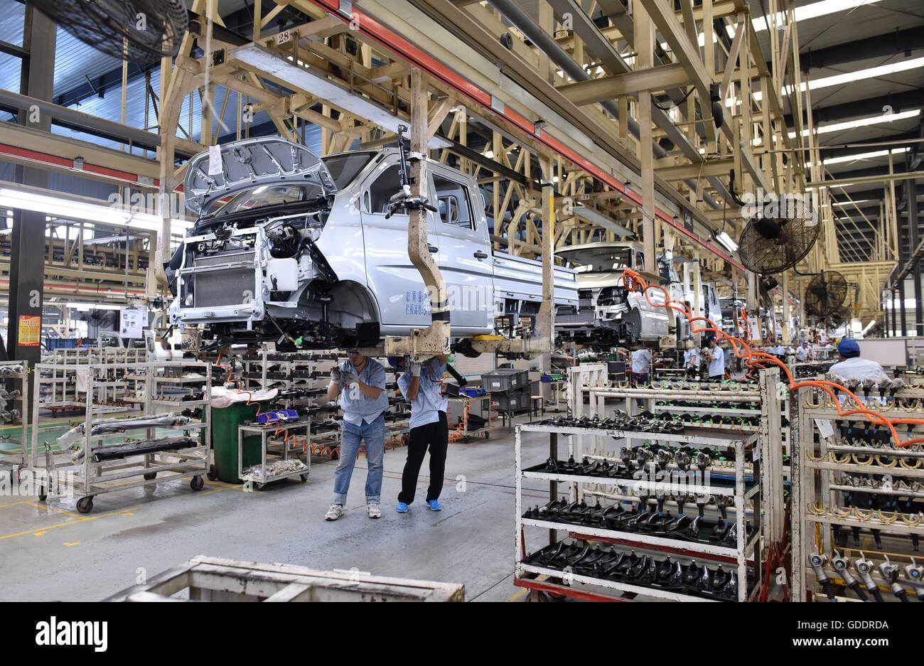 Shijiazhuang cinese nella provincia di Hebei. 2 Giugno, 2016. I lavoratori sono occupati in corrispondenza di una linea di produzione di Chang'an Automobile in Dingzhou, nel nord della Cina di nella provincia di Hebei, Giugno 2, 2016. La Cina del prodotto interno lordo è cresciuto del 6,7 per cento anno su anno nel secondo trimestre del 2016, stabile rispetto al primo trimestre, l'Ufficio Nazionale di Statistica detto venerdì. © Wang Xiao/Xinhua/Alamy Live News Foto Stock