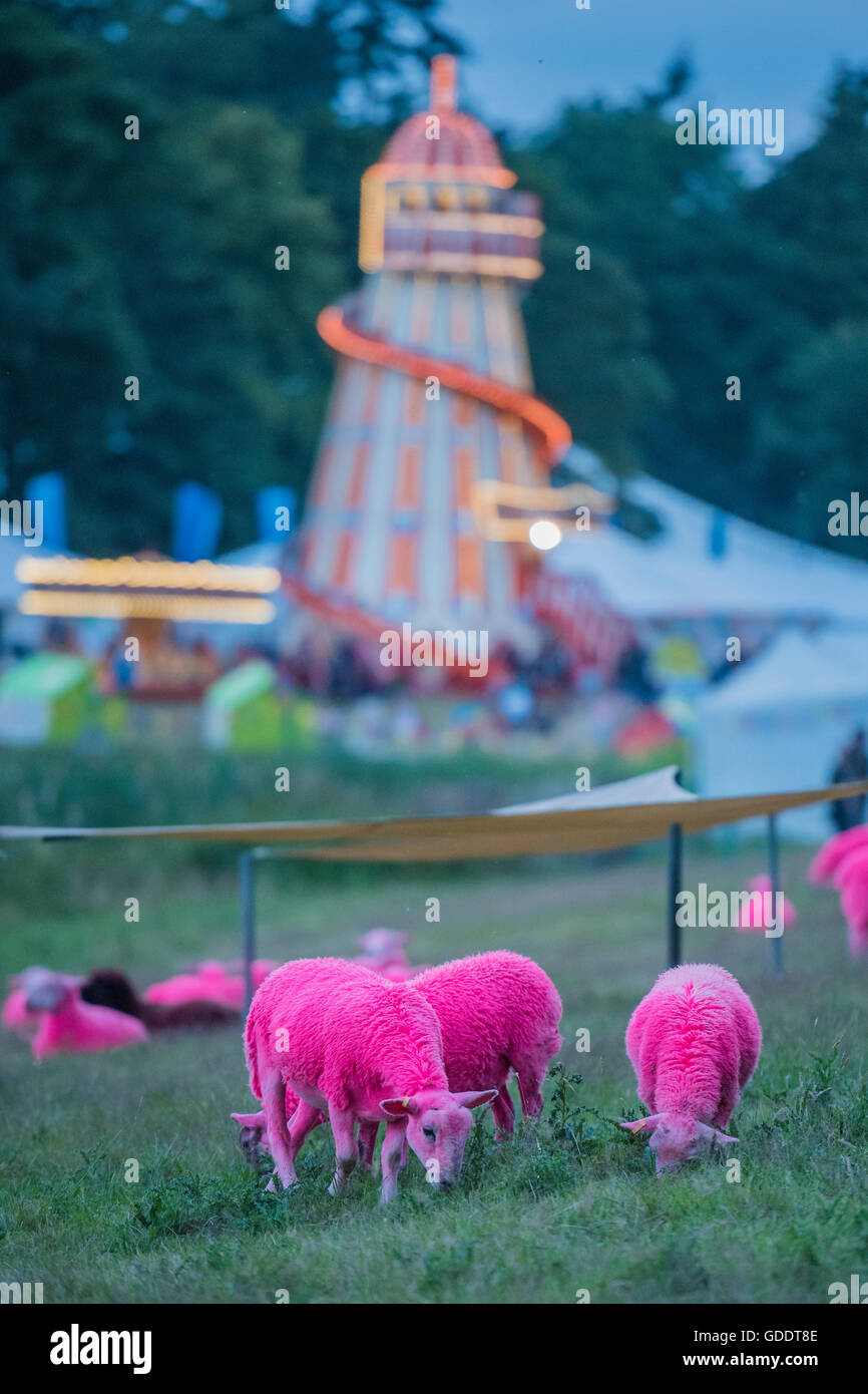 Henham Park, Suffolk, Regno Unito. 14 Luglio, 2016. Crepuscolo sopra il marchio dipinto di ovini e Helter Skelter - Il 2016 Latitude Festival, Henham Park, Suffolk. Credito: Guy Bell/Alamy Live News Foto Stock
