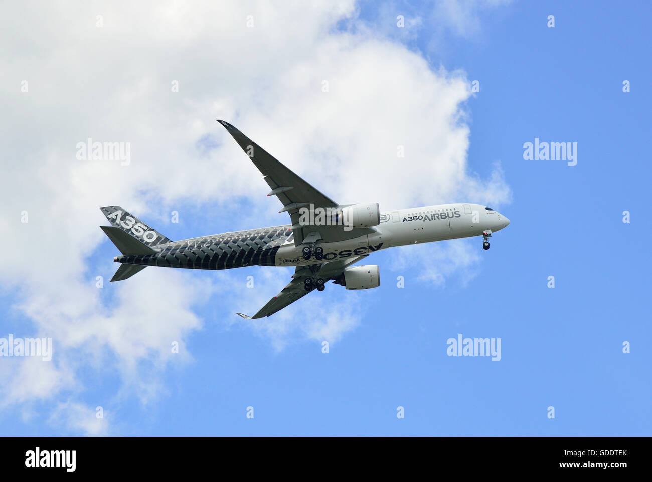 Farnborough, Hampshire, Regno Unito. 14 Luglio, 2016. Il giorno 4 del Farnborough Airshow internazionale. L'Airbus A350 XVB porta al settimo cielo in un volo dimostrativo Credito: Wendy Johnson /Alamy Live News Foto Stock