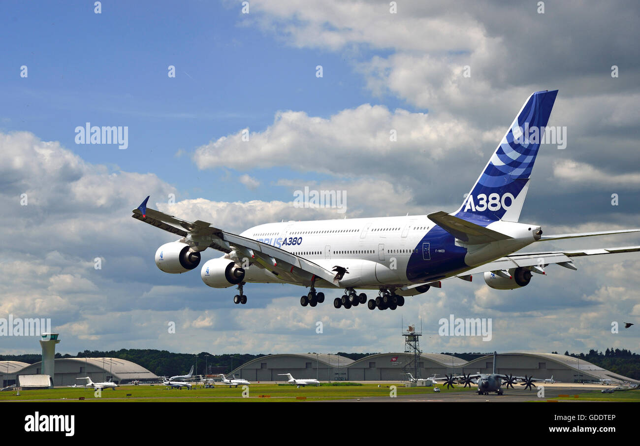 Farnborough, Hampshire, Regno Unito. 14 Luglio, 2016. Il giorno 4 del Farnborough Airshow internazionale. L'Airbus A380 sbarco dopo una spettacolare volo dimostrativo Credito: Wendy Johnson/Alamy Live News Foto Stock
