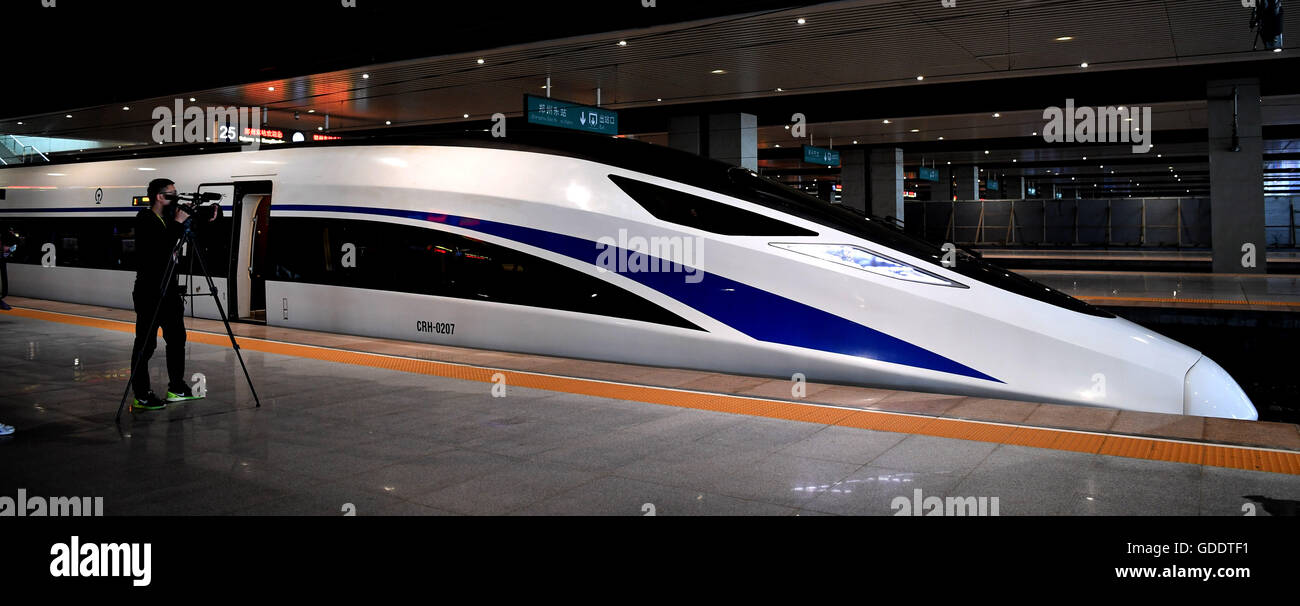 Zhengzhou, la Cina della Provincia di Henan. Il 15 luglio 2016. Il cinese bullet train 'Delfino' blu si prepara a lasciare Zhengzhou alla Stazione Ferroviaria Est in Zhengzhou, centrale cinese della Provincia di Henan, 15 luglio, 2016. Due treni cinese " Golden Phoenix' e 'Delfino Blue' impetuoso al mondo-record 420 km all'ora in direzioni opposte è passato ogni altro su binari paralleli su Venerdì, nelle ultime feat raggiunto dalla Cina in high-speed rail. Credito: Zhu Xiang/Xinhua/Alamy Live News Foto Stock