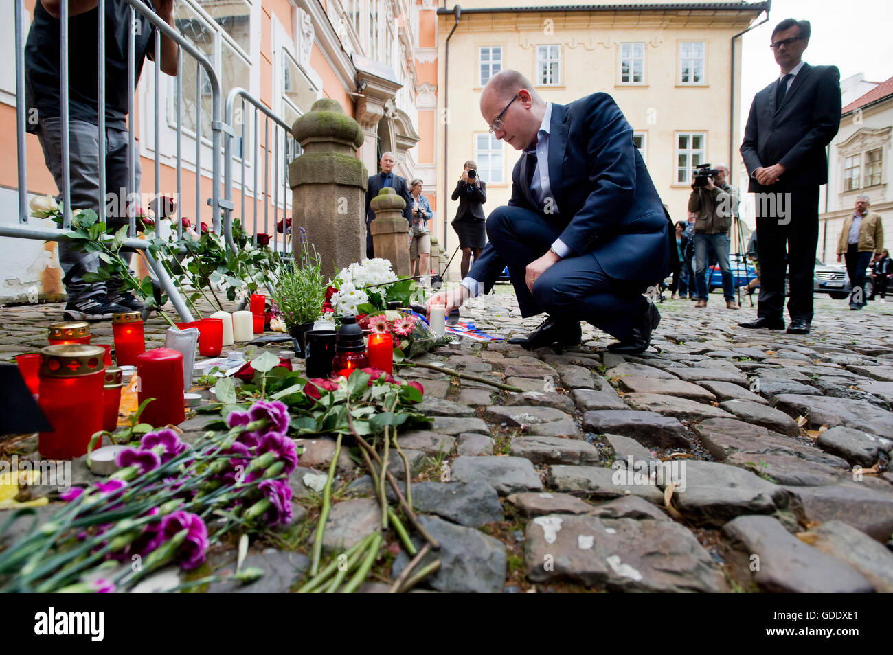 Praga, Repubblica Ceca. Il 15 luglio 2016. PM ceco Bohuslav Sobotka cui fiori presso l ambasciata francese a Praga per onorare la memoria di Nizza attentato terroristico vittime, espresso simpatia per le loro famiglie. A destra è ambasciatore Jean-Piere Asvazadourian a Praga Repubblica Ceca, luglio 15, 2016. Credito: Vit Simanek/CTK foto/Alamy Live News Foto Stock