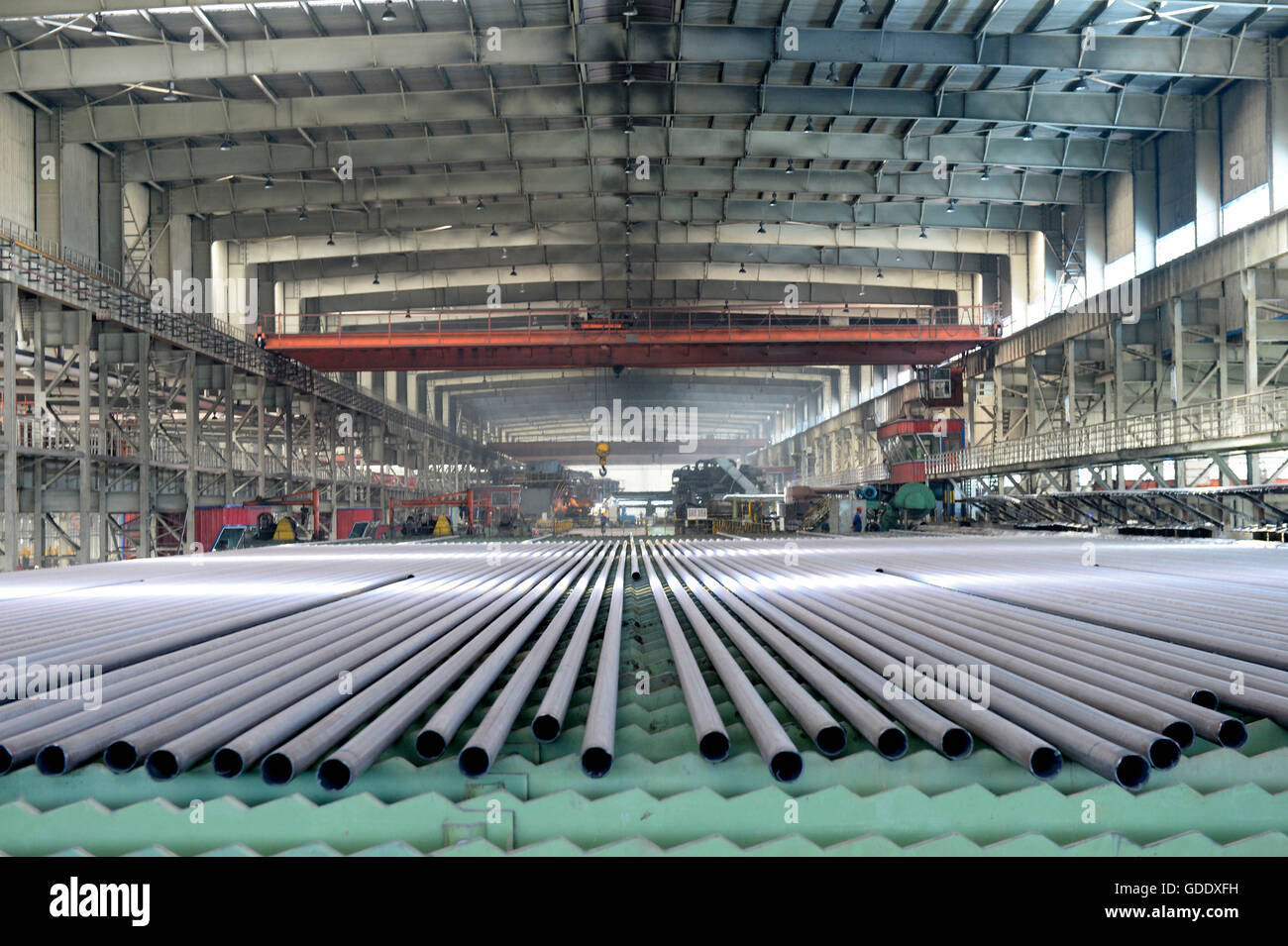 Zhengzhou. 14 Giugno, 2016. Foto scattata a giugno 14, 2016 mostra il workshop di una società siderurgica Linzhou, centrale cinese della Provincia di Henan. La Cina del prodotto interno lordo (PIL), espanso 6.7 per cento anno su anno nel secondo trimestre del 2016, stabile rispetto al primo trimestre, l'Ufficio Nazionale di Statistica detto venerdì. © Feng Dapeng/Xinhua/Alamy Live News Foto Stock