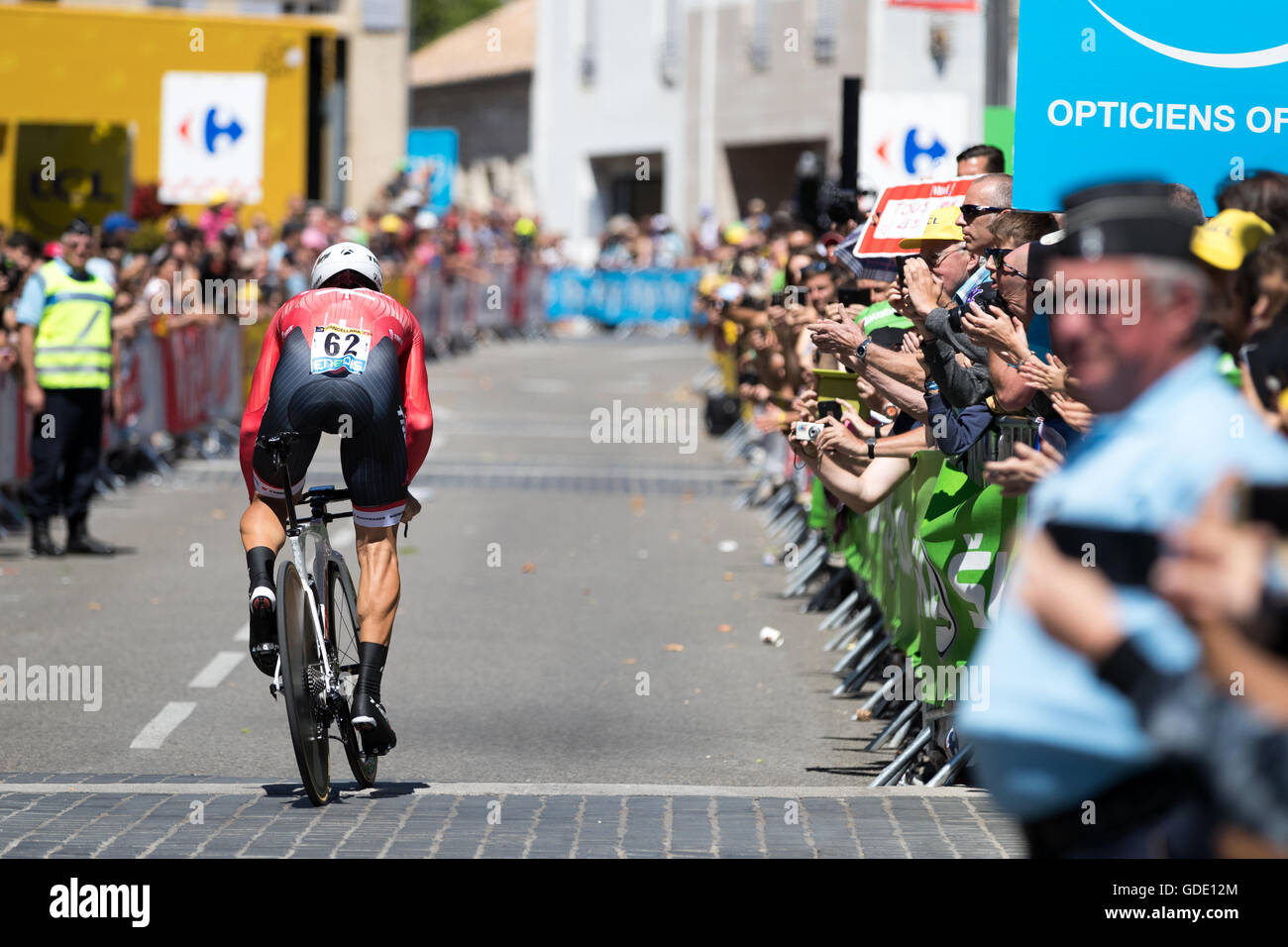 Bourg-Saint-Andéol, Francia. Il 15 luglio 2016. Fabian Cancellara (Trek-Segafredo) esce dalla casa di inizio nella fase 13. Cancellara finirebbe per finire il 37.5km corso nel ventitreesimo posto. John Kavouris/Alamy Live News Foto Stock