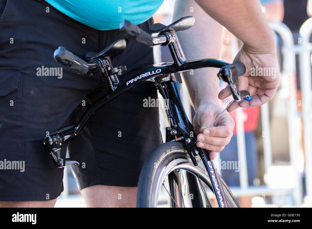 Bourg-Saint-Andéol, Francia. Il 15 luglio 2016. Un Team Sky meccanico effettua le regolazioni per un freno su un team Pinarello Bolide time trial bike. John Kavouris/Alamy Live News Foto Stock