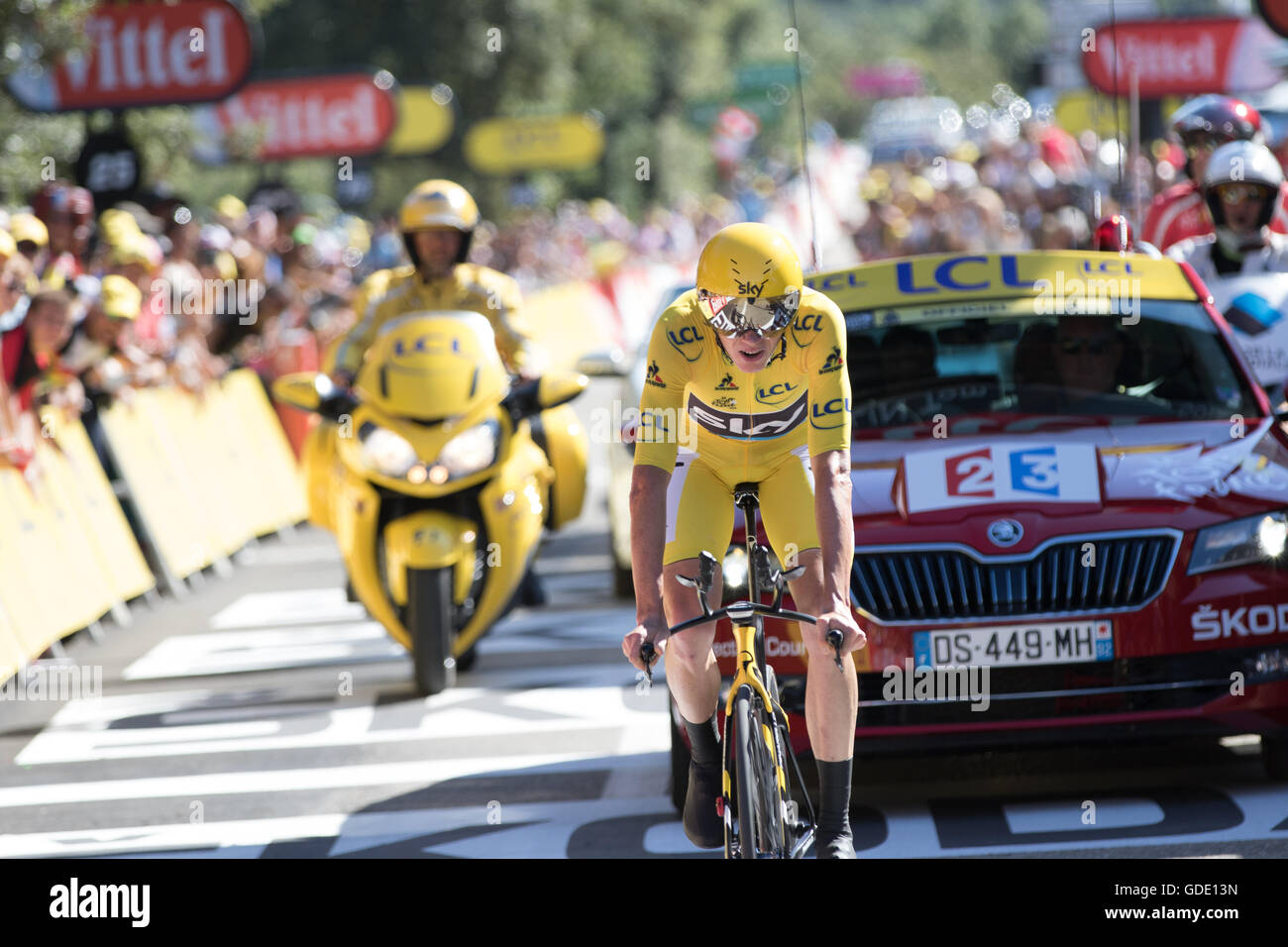 Vallon-Pont-d'Arc, Francia. Il 15 luglio 2016. Chris Froome (Team Sky) termina in 2 ° posto sul palco. Mentre 1'08' dietro al vincitore di tappa Tom Dumoulin (Team Giant-Alpecin), Froome continua ad aumentare il suo vantaggio su più vicino GC rivali. John Kavouris/Alamy Live News Foto Stock