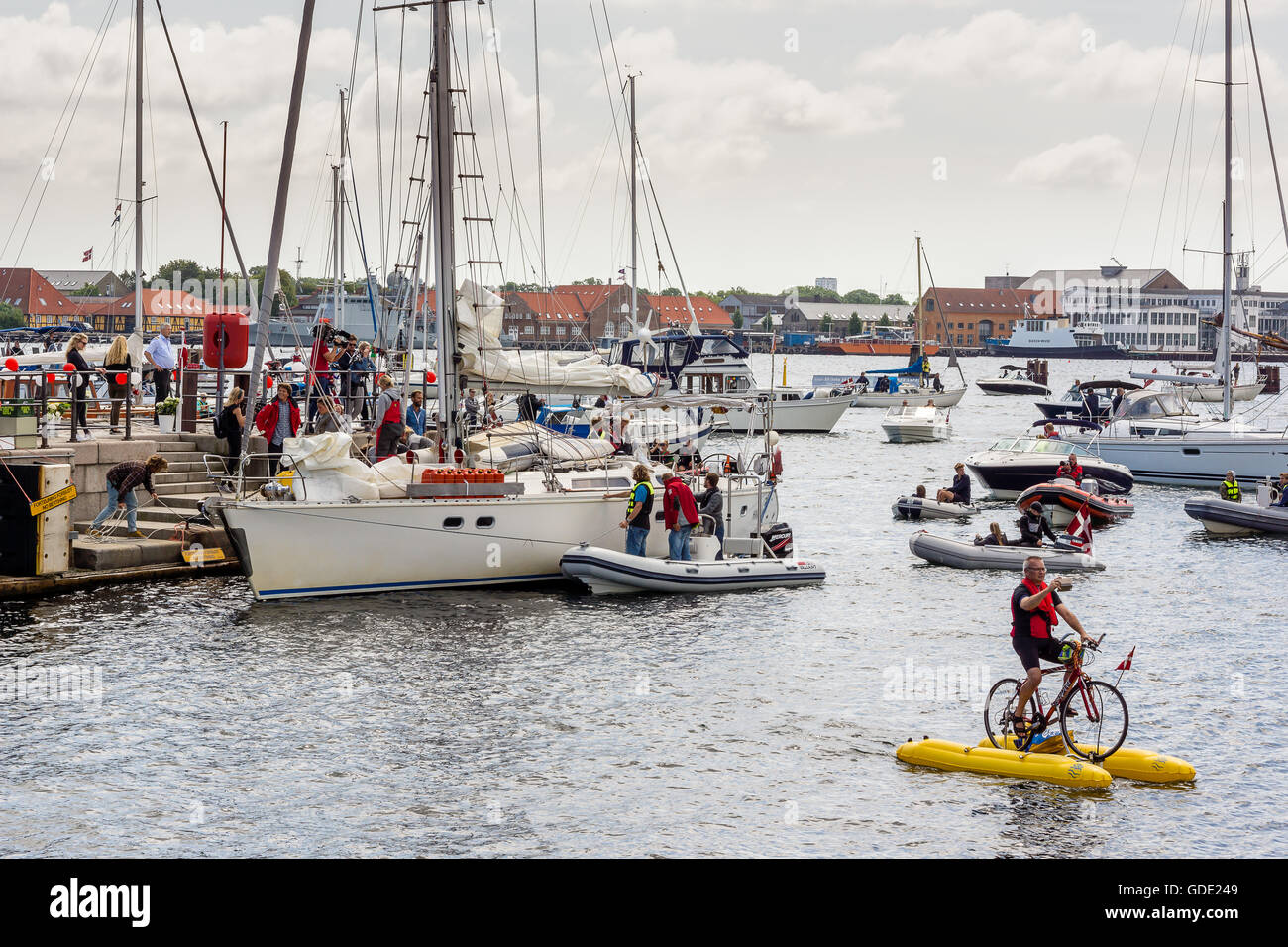 Pontoon bike nella parte anteriore della barca a vela avana con un team TV Credito: Stig Alenäs/Alamy Live News Foto Stock