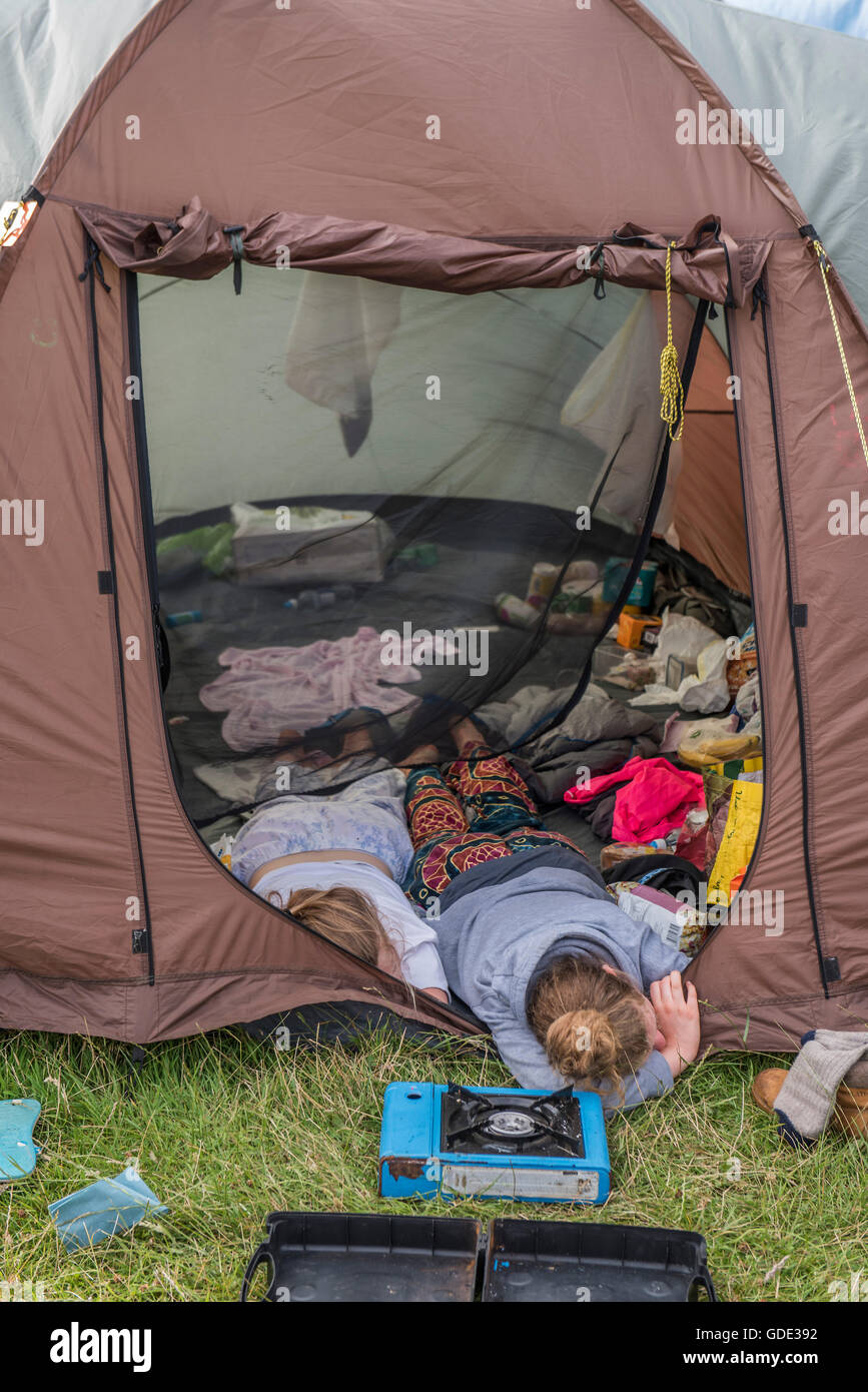 Henham Park, Suffolk, Regno Unito. 16 Luglio, 2016. La mattina è troppo per alcuni - Il 2016 Latitude Festival, Henham Park, Suffolk. Credito: Guy Bell/Alamy Live News Foto Stock