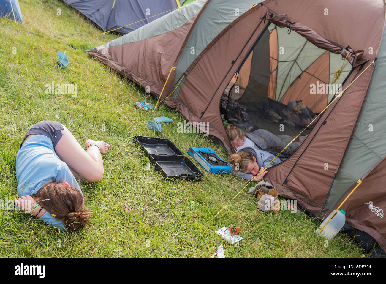 Henham Park, Suffolk, Regno Unito. 16 Luglio, 2016. La mattina è troppo per alcuni - Il 2016 Latitude Festival, Henham Park, Suffolk. Credito: Guy Bell/Alamy Live News Foto Stock