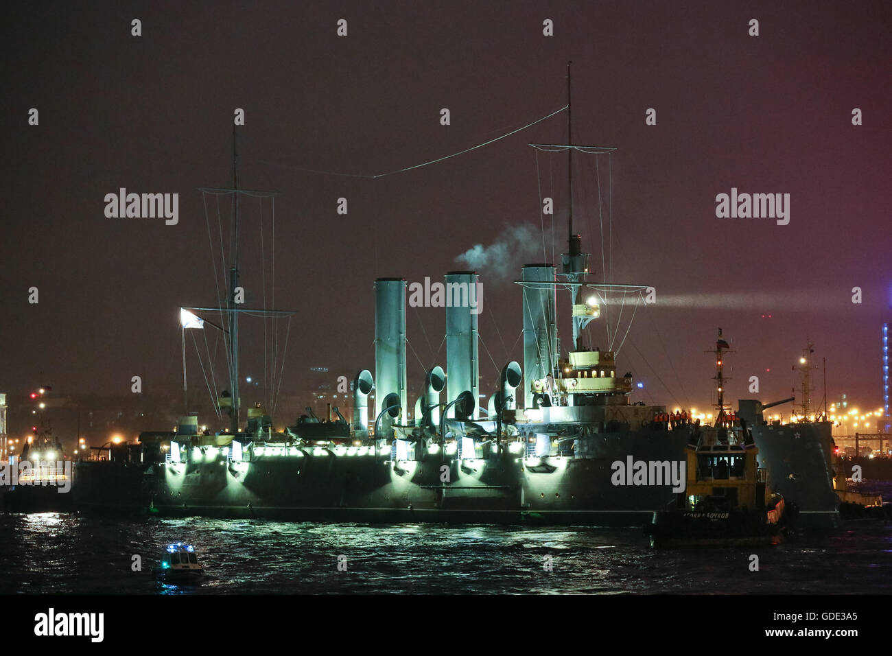 San Pietroburgo, Russia. 16 Luglio, 2016. In Russia la famosa incrociatore Aurora ritorna alla sua eterna parcheggio sul terrapieno di Pietrogrado a San Pietroburgo, Russia, 16 luglio 2016. TASS ha riferito che Aurora sarà aperta ai visitatori il 31 luglio, la marina russa giorno. I lavori di ristrutturazione della nave costo 840 milioni di rubli (circa 13 milioni di dollari). Credito: Irina Motina/Xinhua/Alamy Live News Foto Stock